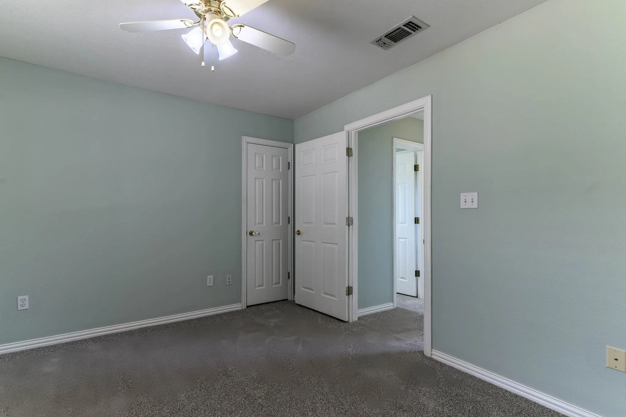 Single Family Residence For Sale in Johnson County , 9009 Ravenswood Road, Granbury, Texas 76049, 3 Bedroom, 2 Bathroom, Garage spaces, 1,849 Sqft, built in 1998, mls#21367327, Real Estate Agent in Granbury, Homes For Sale in Johnson county, Homes For Sale in Granbury, Realtor in Granbury Texas, Real Estate Brokerage Independent Realty Texas, Luminita Cordes Realtor