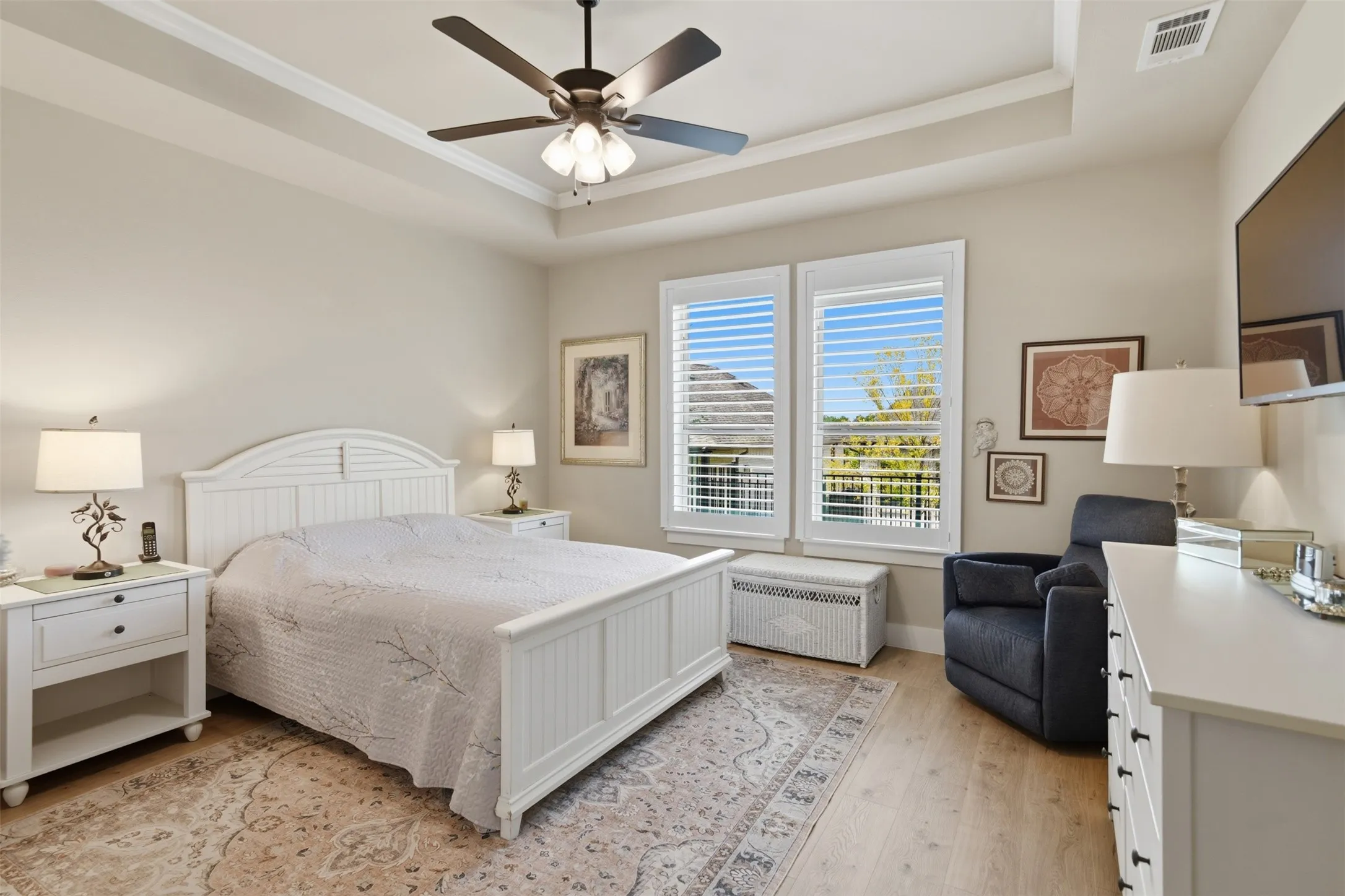 Tray ceiling with crown molding and ceiling fan