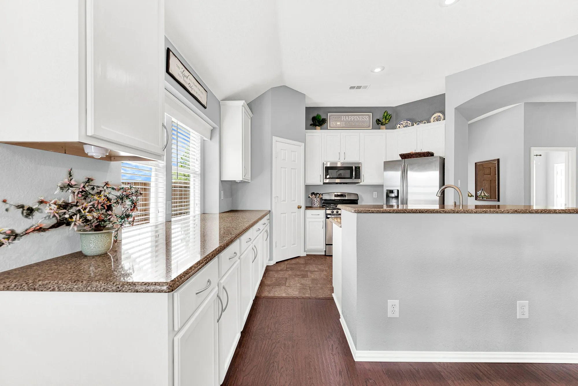 Single Family Residence For Sale in Rockwall County , 2401 Fieldcrest Drive, Rockwall, Texas 75032, 3 Bedroom, 2 Bathroom, 2 Garage spaces, 1,792 Sqft, built in 2002, mls#21371318, Real Estate Agent in Rockwall, Homes For Sale in Rockwall county, Homes For Sale in Rockwall, Realtor in Rockwall Texas, Real Estate Brokerage Independent Realty Texas, Luminita Cordes Realtor