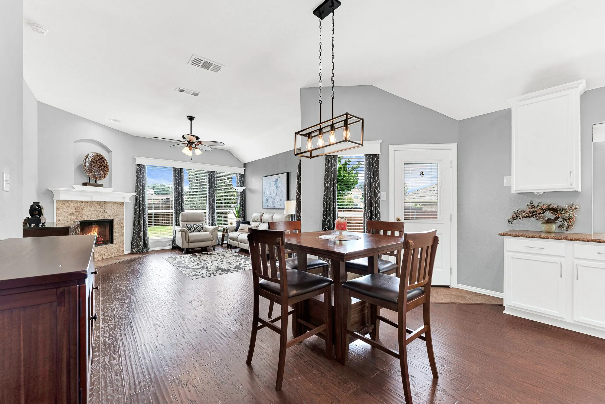 Single Family Residence For Sale in Rockwall County , 2401 Fieldcrest Drive, Rockwall, Texas 75032, 3 Bedroom, 2 Bathroom, 2 Garage spaces, 1,792 Sqft, built in 2002, mls#21371318, Real Estate Agent in Rockwall, Homes For Sale in Rockwall county, Homes For Sale in Rockwall, Realtor in Rockwall Texas, Real Estate Brokerage Independent Realty Texas, Luminita Cordes Realtor