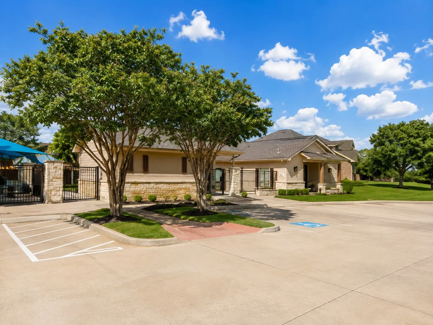 Single Family Residence For Sale in Rockwall County , 2401 Fieldcrest Drive, Rockwall, Texas 75032, 3 Bedroom, 2 Bathroom, 2 Garage spaces, 1,792 Sqft, built in 2002, mls#21371318, Real Estate Agent in Rockwall, Homes For Sale in Rockwall county, Homes For Sale in Rockwall, Realtor in Rockwall Texas, Real Estate Brokerage Independent Realty Texas, Luminita Cordes Realtor