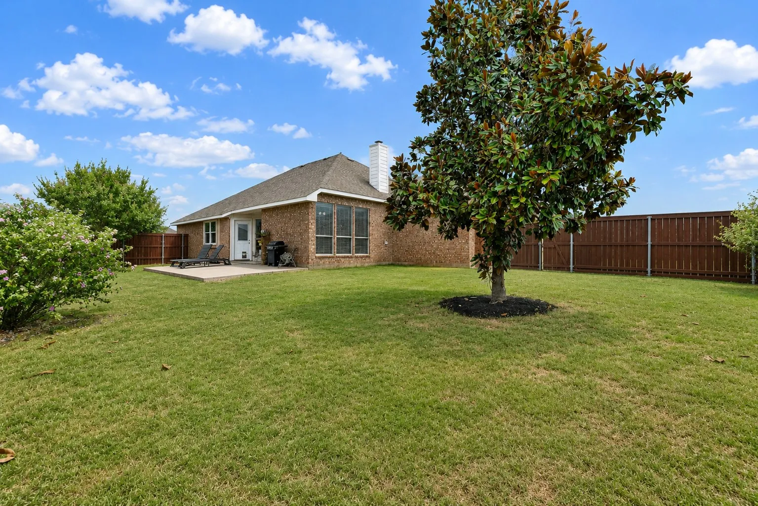 Single Family Residence For Sale in Rockwall County , 2401 Fieldcrest Drive, Rockwall, Texas 75032, 3 Bedroom, 2 Bathroom, 2 Garage spaces, 1,792 Sqft, built in 2002, mls#21371318, Real Estate Agent in Rockwall, Homes For Sale in Rockwall county, Homes For Sale in Rockwall, Realtor in Rockwall Texas, Real Estate Brokerage Independent Realty Texas, Luminita Cordes Realtor