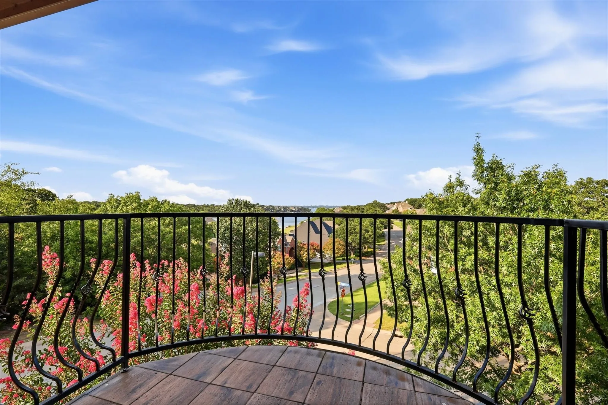 Single Family Residence For Sale in Denton County , 680 Chaparral Court, Highland Village, Texas 75077, 5 Bedroom, 4 Bathroom, 3 Garage spaces, 3,652 Sqft, built in 1995, mls#21359060, Real Estate Agent in Highland Village, Homes For Sale in Denton county, Homes For Sale in Highland Village, Realtor in Highland Village Texas, Real Estate Brokerage Independent Realty Texas, Luminita Cordes Realtor