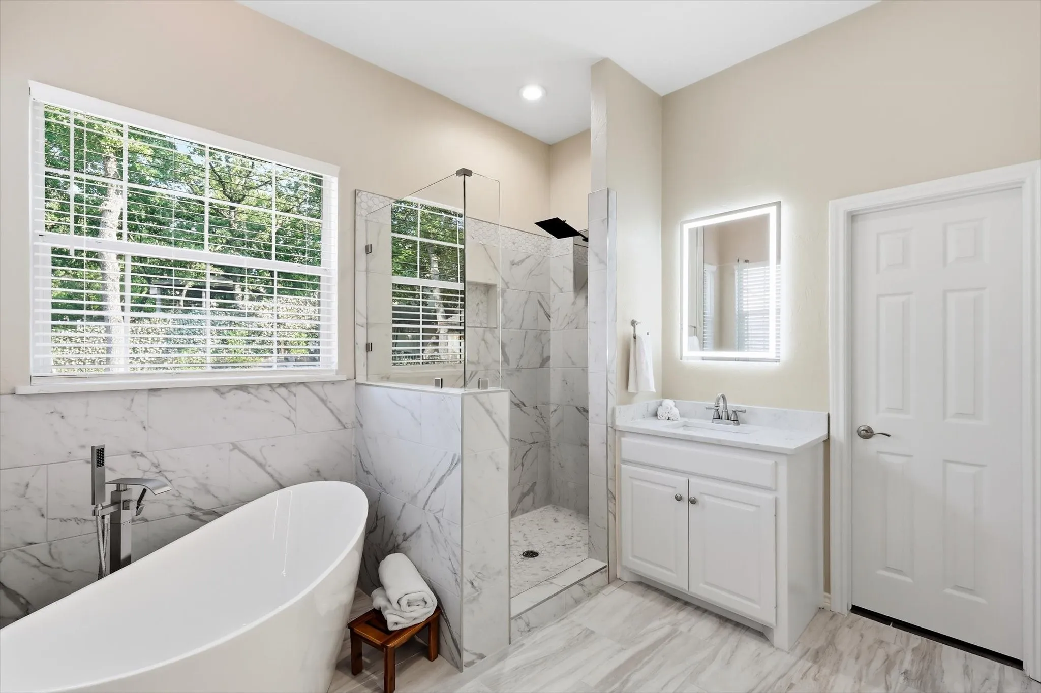 Single Family Residence For Sale in Denton County , 680 Chaparral Court, Highland Village, Texas 75077, 5 Bedroom, 4 Bathroom, 3 Garage spaces, 3,652 Sqft, built in 1995, mls#21359060, Real Estate Agent in Highland Village, Homes For Sale in Denton county, Homes For Sale in Highland Village, Realtor in Highland Village Texas, Real Estate Brokerage Independent Realty Texas, Luminita Cordes Realtor