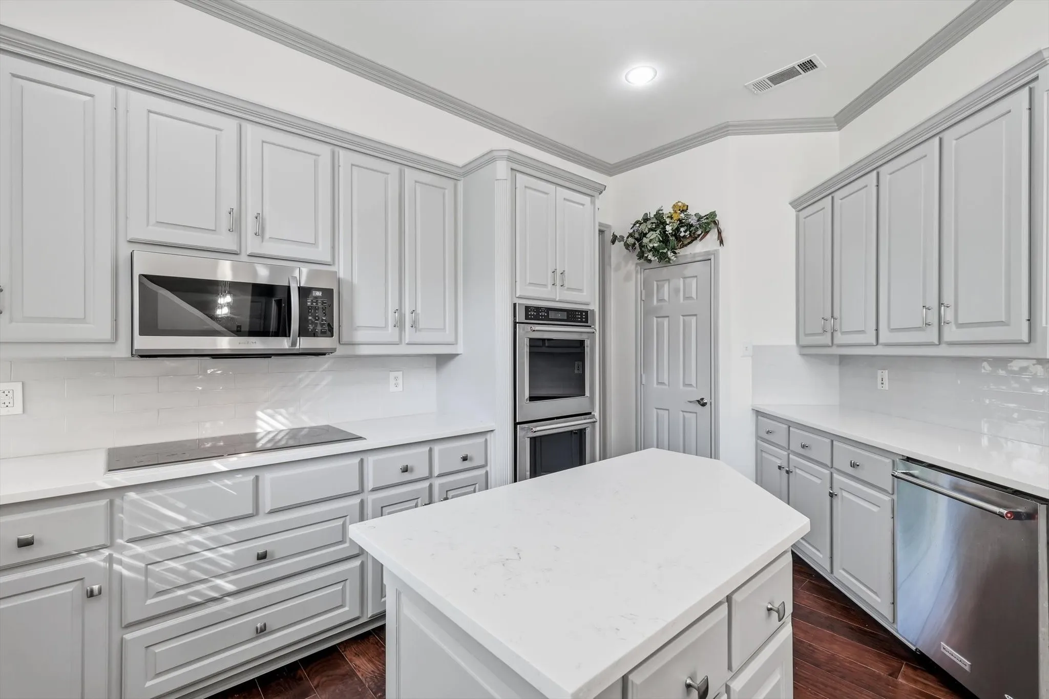 Single Family Residence For Sale in Denton County , 680 Chaparral Court, Highland Village, Texas 75077, 5 Bedroom, 4 Bathroom, 3 Garage spaces, 3,652 Sqft, built in 1995, mls#21359060, Real Estate Agent in Highland Village, Homes For Sale in Denton county, Homes For Sale in Highland Village, Realtor in Highland Village Texas, Real Estate Brokerage Independent Realty Texas, Luminita Cordes Realtor
