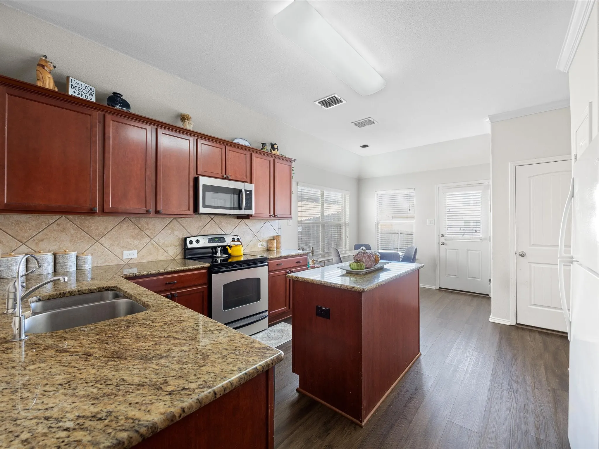 Single Family Residence For Sale in Denton County , 9113 Sundance Trail, Cross Roads, Texas 76227, 3 Bedroom, 2 Bathroom, 2 Garage spaces, 1,378 Sqft, built in 2011, mls#21370718, Real Estate Agent in Cross Roads, Homes For Sale in Denton county, Homes For Sale in Cross Roads, Realtor in Cross Roads Texas, Real Estate Brokerage Independent Realty Texas, Luminita Cordes Realtor
