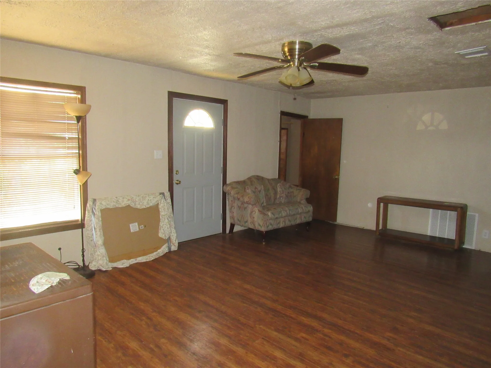 Single Family Residence For Sale in Grayson County , 17700 FM 901, Gordonville, Texas 76245, 3 Bedroom, 2 Bathroom, 2 Garage spaces, 1,898 Sqft, built in 1982, mls#21358274, Real Estate Agent in Gordonville, Homes For Sale in Grayson county, Homes For Sale in Gordonville, Realtor in Gordonville Texas, Real Estate Brokerage Independent Realty Texas, Luminita Cordes Realtor