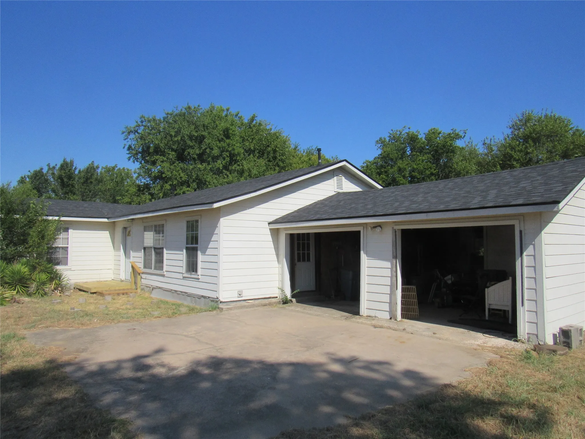 Single Family Residence For Sale in Grayson County , 17700 FM 901, Gordonville, Texas 76245, 3 Bedroom, 2 Bathroom, 2 Garage spaces, 1,898 Sqft, built in 1982, mls#21358274, Real Estate Agent in Gordonville, Homes For Sale in Grayson county, Homes For Sale in Gordonville, Realtor in Gordonville Texas, Real Estate Brokerage Independent Realty Texas, Luminita Cordes Realtor