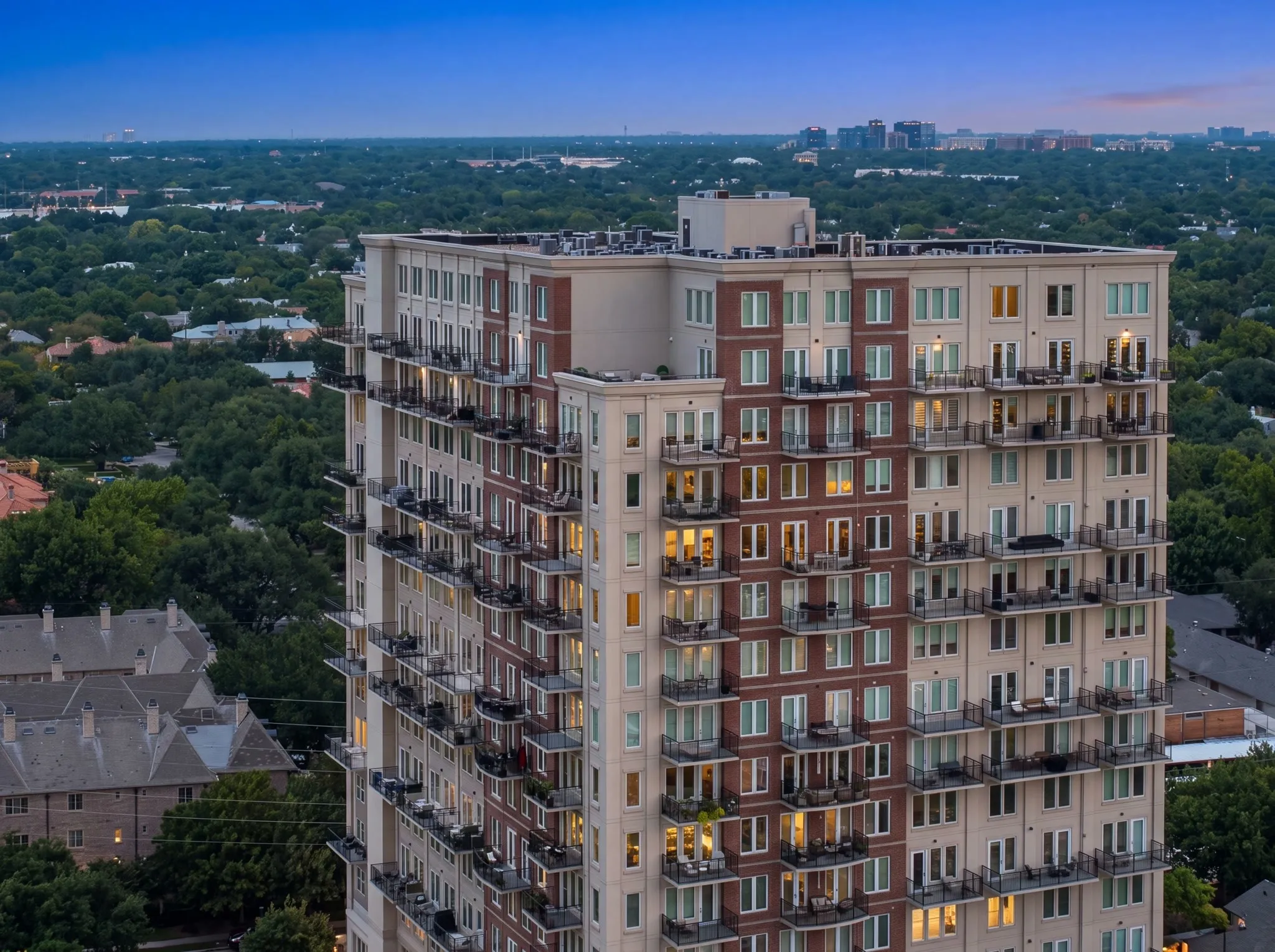 Condominium For Sale in Dallas County , 4611 Travis Street 1100, Dallas, Texas 75205, 1 Bedroom, 1 Bathroom, 2 Garage spaces, 956 Sqft, built in 2000, mls#21356045, Real Estate Agent in Dallas, Homes For Sale in Dallas county, Homes For Sale in Dallas, Realtor in Dallas Texas, Real Estate Brokerage Independent Realty Texas, Luminita Cordes Realtor