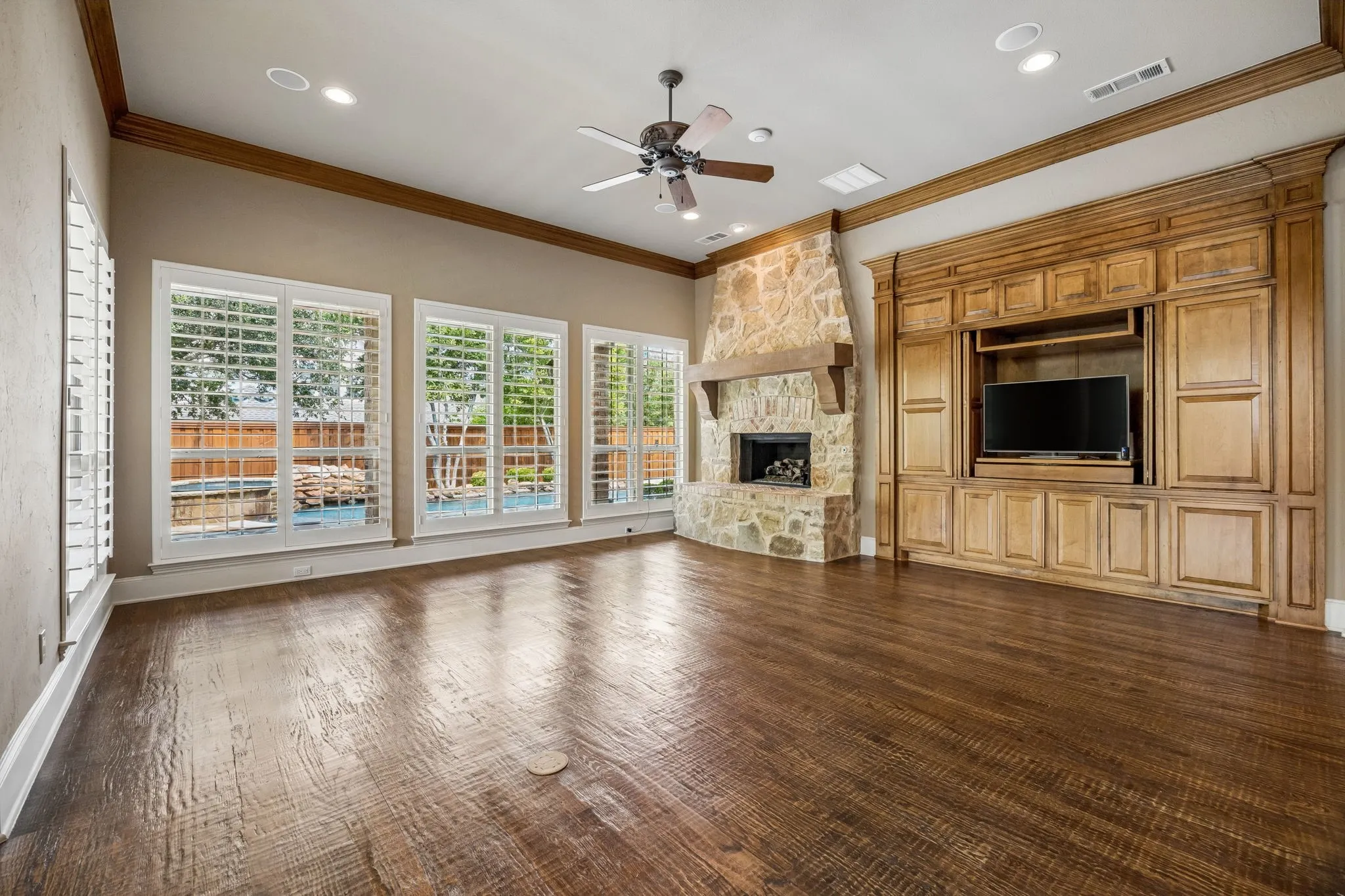 Single Family Residence For Sale in Collin County , 1501 Litchfield Drive, Mc Kinney, Texas 75071, 4 Bedroom, 3 Bathroom, 3 Garage spaces, 4,352 Sqft, built in 2004, mls#21370957, Real Estate Agent in Mc Kinney, Homes For Sale in Collin county, Homes For Sale in Mc Kinney, Realtor in Mc Kinney Texas, Real Estate Brokerage Independent Realty Texas, Luminita Cordes Realtor