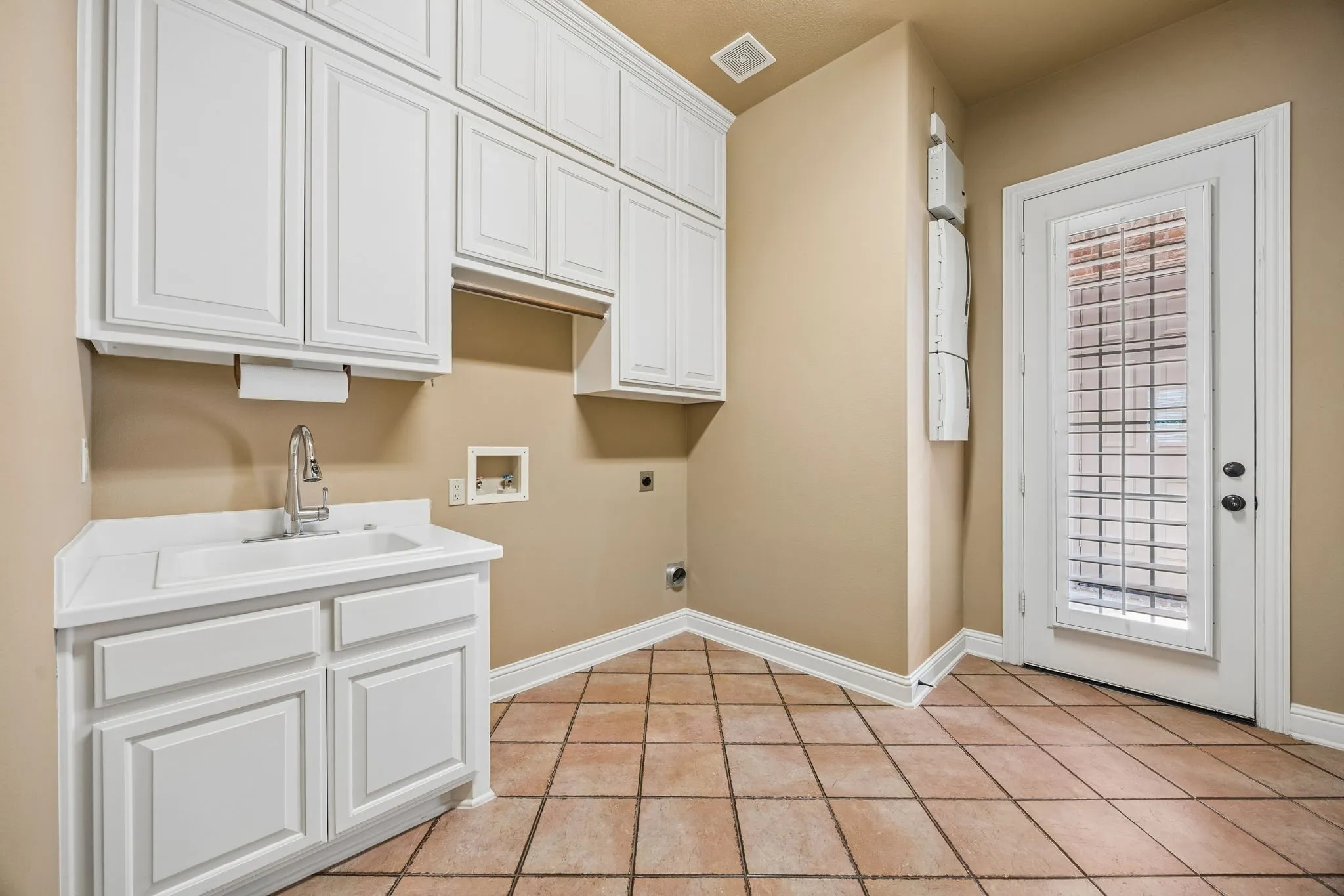 Single Family Residence For Sale in Collin County , 1501 Litchfield Drive, Mc Kinney, Texas 75071, 4 Bedroom, 3 Bathroom, 3 Garage spaces, 4,352 Sqft, built in 2004, mls#21370957, Real Estate Agent in Mc Kinney, Homes For Sale in Collin county, Homes For Sale in Mc Kinney, Realtor in Mc Kinney Texas, Real Estate Brokerage Independent Realty Texas, Luminita Cordes Realtor