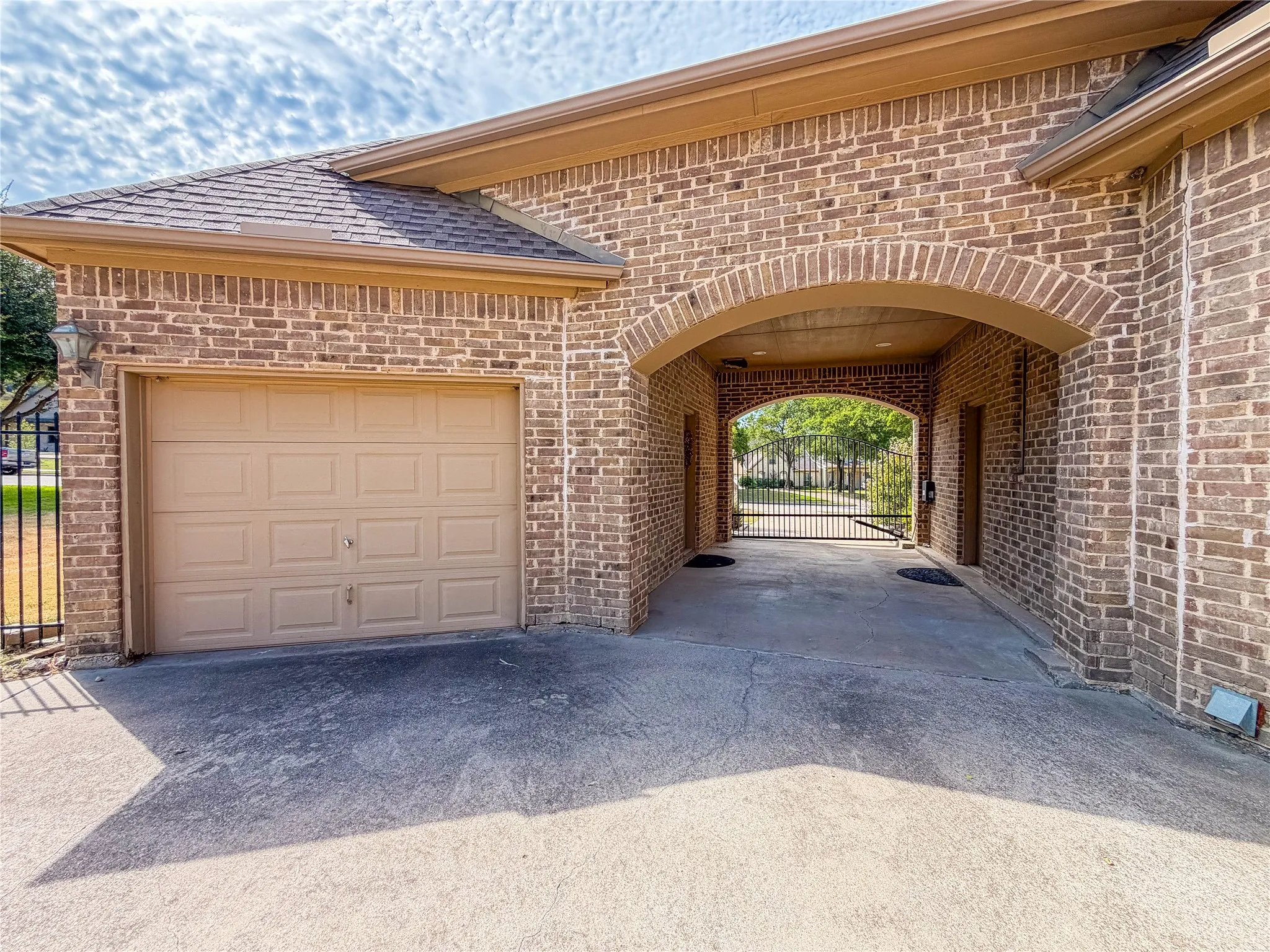 Single Family Residence For Sale in Dallas County , 2737 Wood Lake Drive, Cedar Hill, Texas 75104, 4 Bedroom, 5 Bathroom, 3 Garage spaces, 4,279 Sqft, built in 2005, mls#21368964, Real Estate Agent in Cedar Hill, Homes For Sale in Dallas county, Homes For Sale in Cedar Hill, Realtor in Cedar Hill Texas, Real Estate Brokerage Independent Realty Texas, Luminita Cordes Realtor