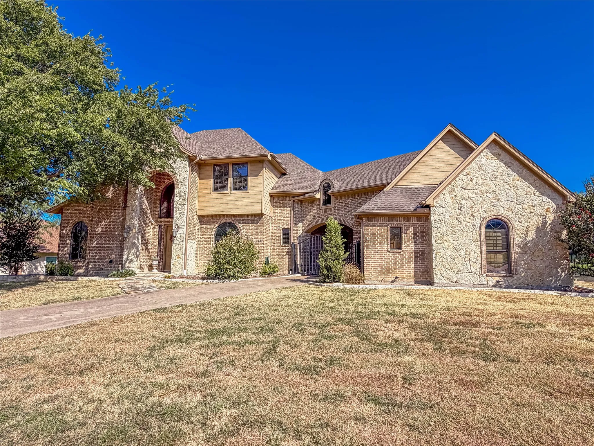 Single Family Residence For Sale in Dallas County , 2737 Wood Lake Drive, Cedar Hill, Texas 75104, 4 Bedroom, 5 Bathroom, 3 Garage spaces, 4,279 Sqft, built in 2005, mls#21368964, Real Estate Agent in Cedar Hill, Homes For Sale in Dallas county, Homes For Sale in Cedar Hill, Realtor in Cedar Hill Texas, Real Estate Brokerage Independent Realty Texas, Luminita Cordes Realtor