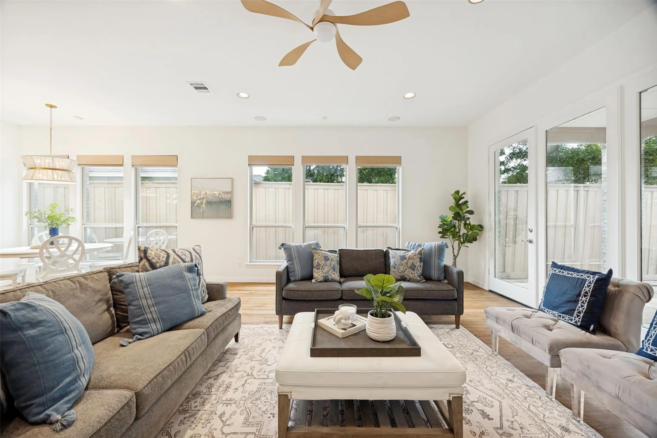 Single Family Residence For Sale in Dallas County , 5122 Vickery Boulevard, Dallas, Texas 75206, 3 Bedroom, 3 Bathroom, 2 Garage spaces, 2,592 Sqft, built in 2005, mls#21369346, Real Estate Agent in Dallas, Homes For Sale in Dallas county, Homes For Sale in Dallas, Realtor in Dallas Texas, Real Estate Brokerage Independent Realty Texas, Luminita Cordes Realtor
