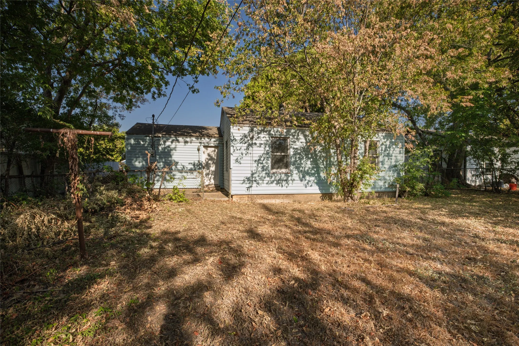 Single Family Residence For Sale in Tarrant County , 3265 Illinois Avenue, Fort Worth, Texas 76110, 3 Bedroom, 1 Bathroom, Garage spaces, 946 Sqft, built in 1948, mls#21371344, Real Estate Agent in Fort Worth, Homes For Sale in Tarrant county, Homes For Sale in Fort Worth, Realtor in Fort Worth Texas, Real Estate Brokerage Independent Realty Texas, Luminita Cordes Realtor