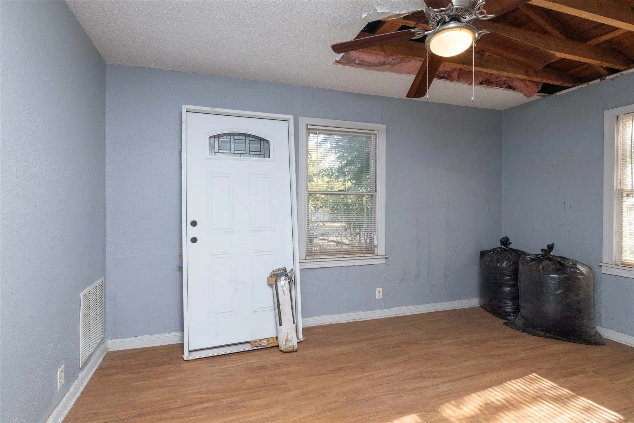 Single Family Residence For Sale in Tarrant County , 3265 Illinois Avenue, Fort Worth, Texas 76110, 3 Bedroom, 1 Bathroom, Garage spaces, 946 Sqft, built in 1948, mls#21371344, Real Estate Agent in Fort Worth, Homes For Sale in Tarrant county, Homes For Sale in Fort Worth, Realtor in Fort Worth Texas, Real Estate Brokerage Independent Realty Texas, Luminita Cordes Realtor