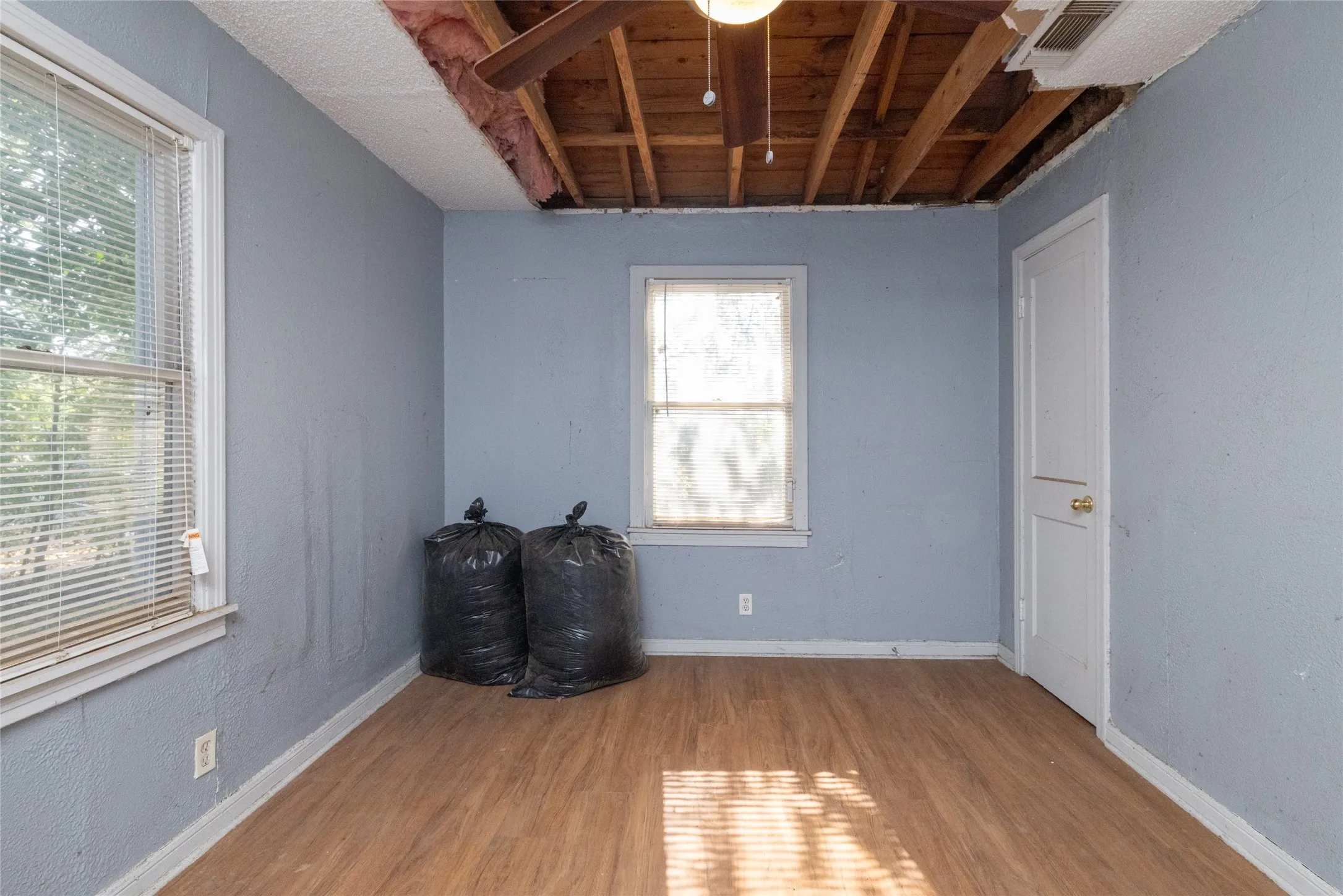Single Family Residence For Sale in Tarrant County , 3265 Illinois Avenue, Fort Worth, Texas 76110, 3 Bedroom, 1 Bathroom, Garage spaces, 946 Sqft, built in 1948, mls#21371344, Real Estate Agent in Fort Worth, Homes For Sale in Tarrant county, Homes For Sale in Fort Worth, Realtor in Fort Worth Texas, Real Estate Brokerage Independent Realty Texas, Luminita Cordes Realtor