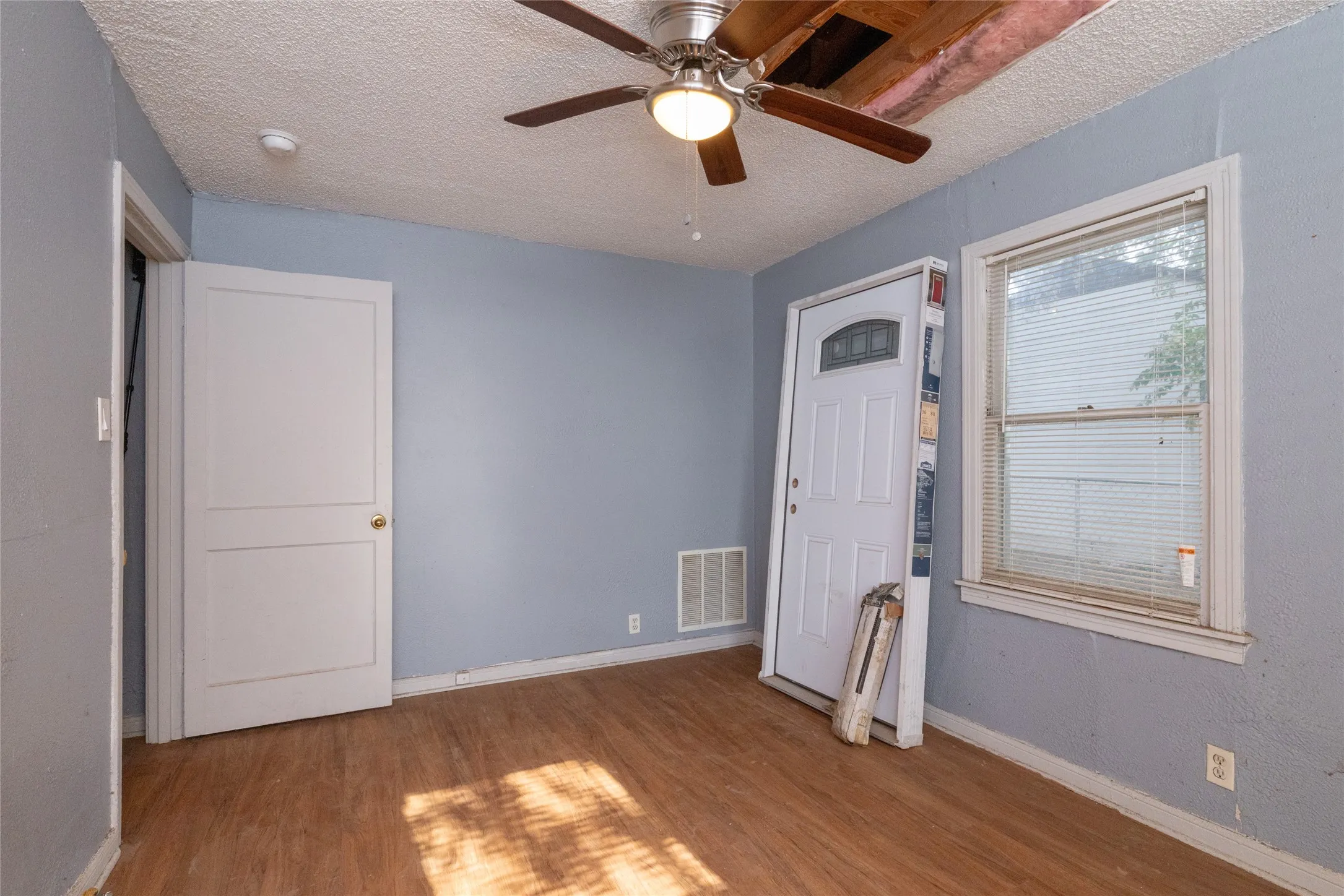 Single Family Residence For Sale in Tarrant County , 3265 Illinois Avenue, Fort Worth, Texas 76110, 3 Bedroom, 1 Bathroom, Garage spaces, 946 Sqft, built in 1948, mls#21371344, Real Estate Agent in Fort Worth, Homes For Sale in Tarrant county, Homes For Sale in Fort Worth, Realtor in Fort Worth Texas, Real Estate Brokerage Independent Realty Texas, Luminita Cordes Realtor