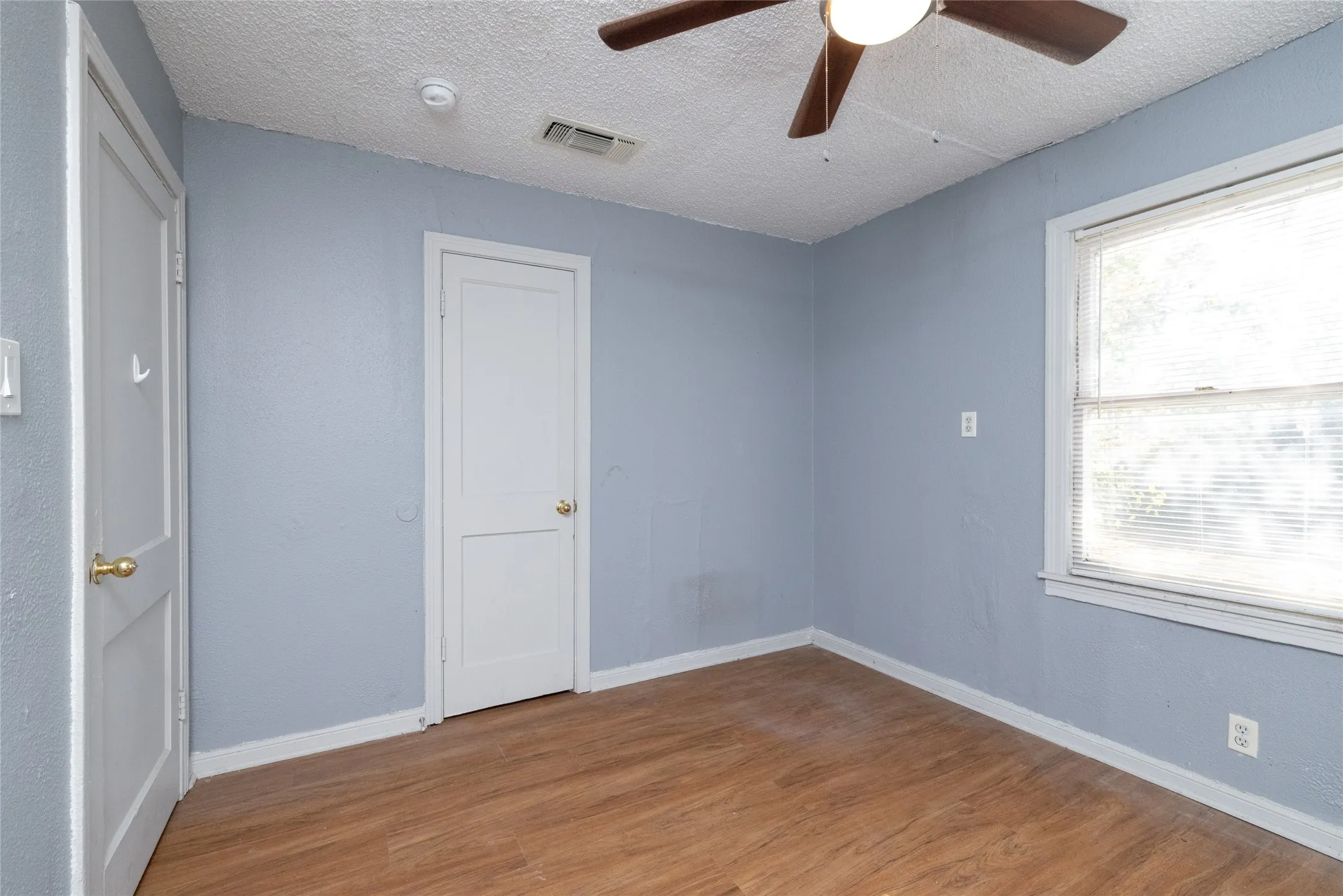 Single Family Residence For Sale in Tarrant County , 3265 Illinois Avenue, Fort Worth, Texas 76110, 3 Bedroom, 1 Bathroom, Garage spaces, 946 Sqft, built in 1948, mls#21371344, Real Estate Agent in Fort Worth, Homes For Sale in Tarrant county, Homes For Sale in Fort Worth, Realtor in Fort Worth Texas, Real Estate Brokerage Independent Realty Texas, Luminita Cordes Realtor