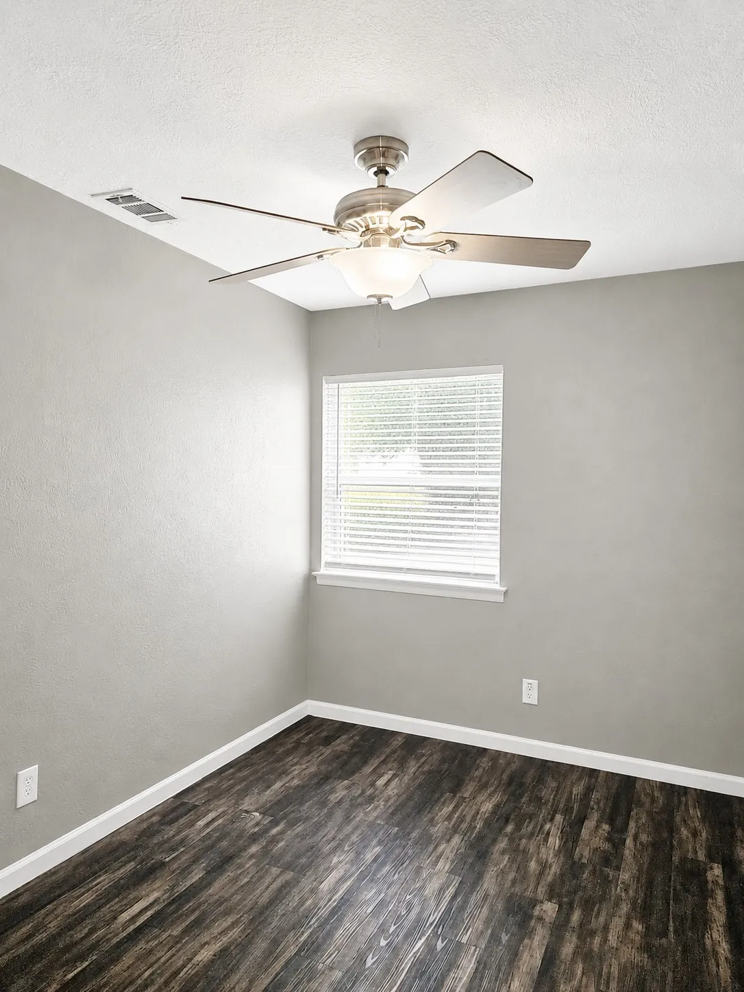 Single Family Residence For Rent in Dallas County , 3735 Stateoak Drive, Dallas, Texas 75241, 3 Bedroom, 1 Bathroom, Garage spaces, 1,075 Sqft, built in 1961, mls#21371188, Real Estate Agent in Dallas, Homes For Rent in Dallas county, Homes For Rent in Dallas, Realtor in Dallas Texas, Real Estate Brokerage Independent Realty Texas, Luminita Cordes Realtor