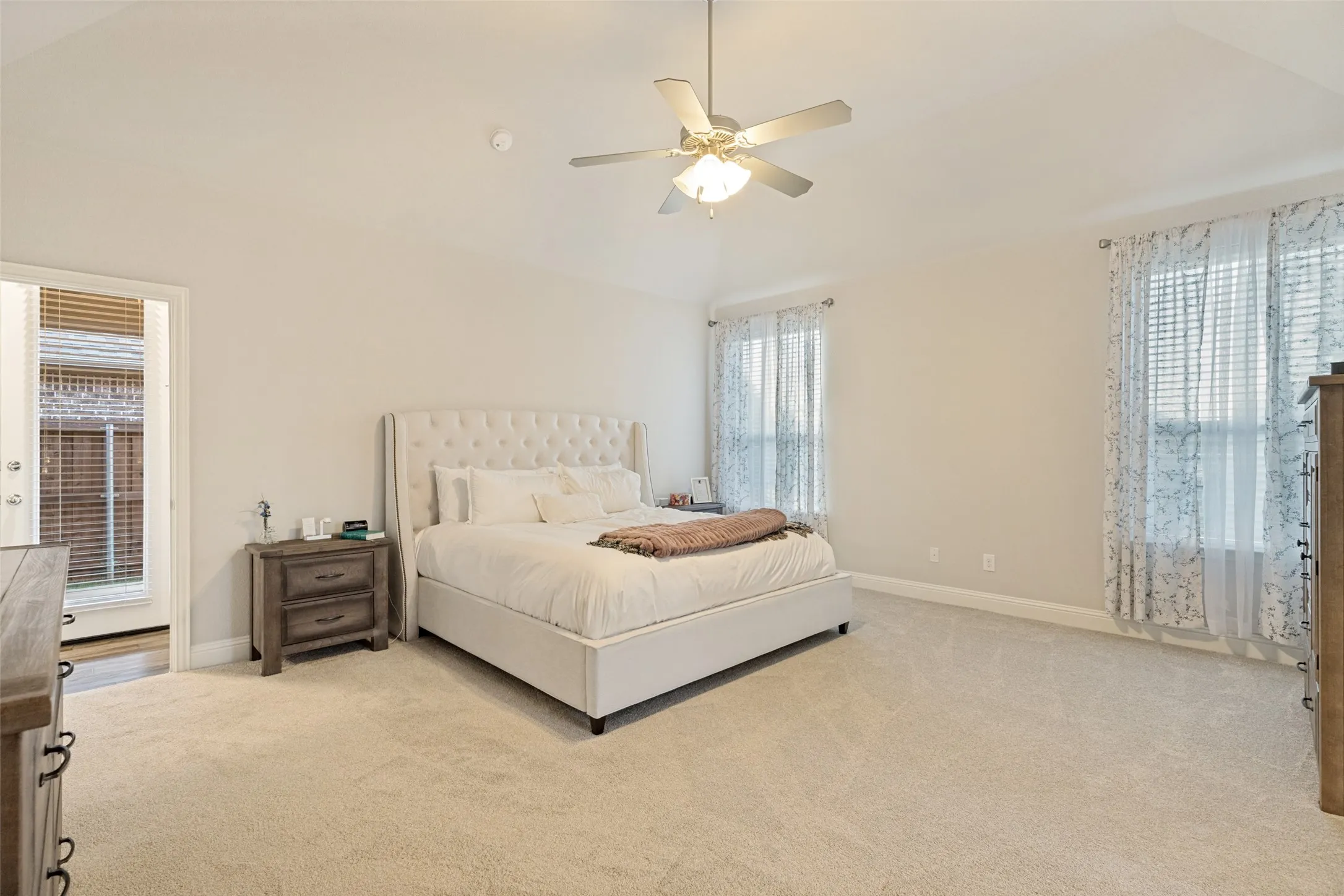 Vaulted ceiling with a ceiling fan