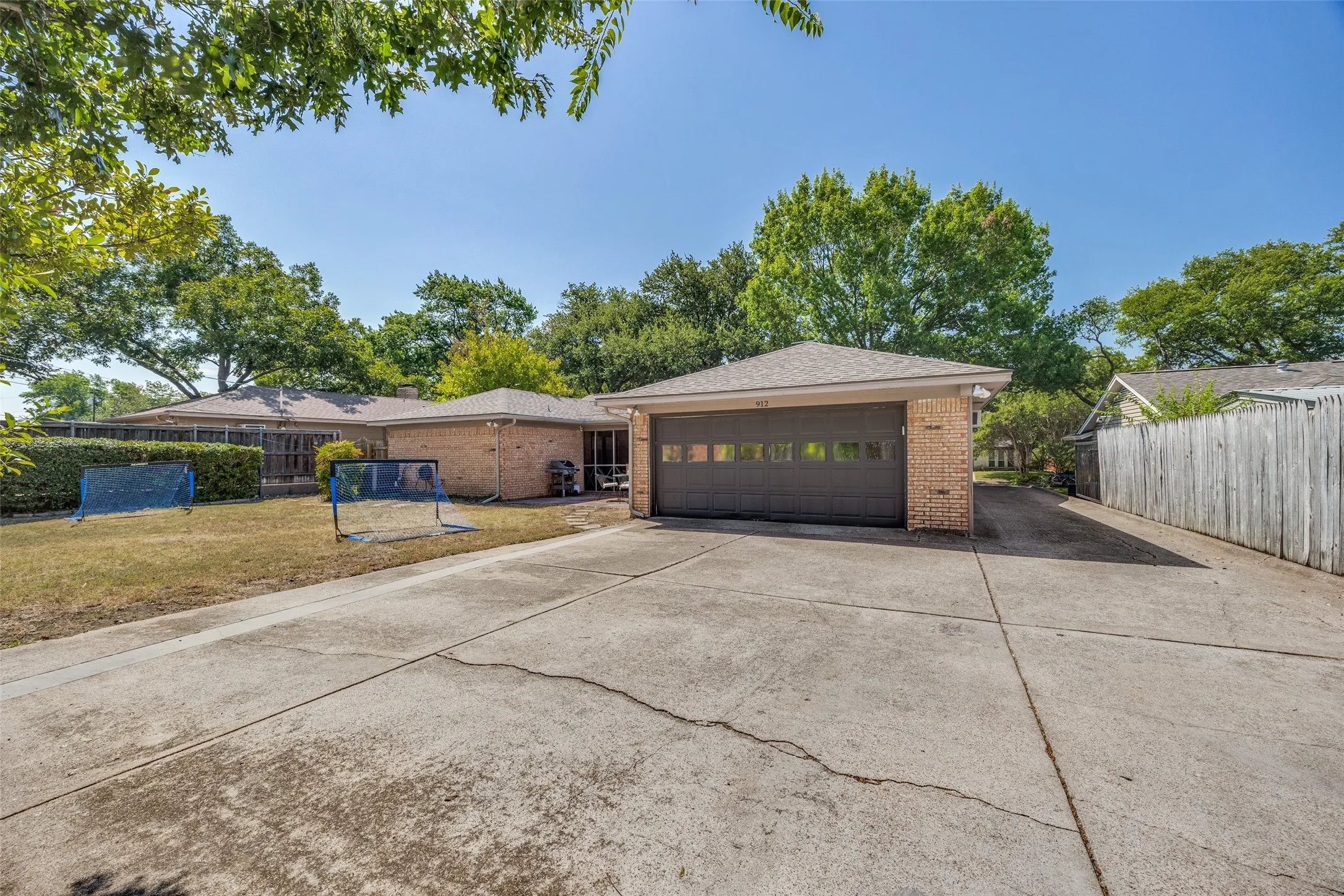 Single Family Residence For Sale in Dallas County , 912 Vinecrest Lane, Richardson, Texas 75080, 4 Bedroom, 2 Bathroom, 2 Garage spaces, 1,932 Sqft, built in 1969, mls#21370297, Real Estate Agent in Richardson, Homes For Sale in Dallas county, Homes For Sale in Richardson, Realtor in Richardson Texas, Real Estate Brokerage Independent Realty Texas, Luminita Cordes Realtor