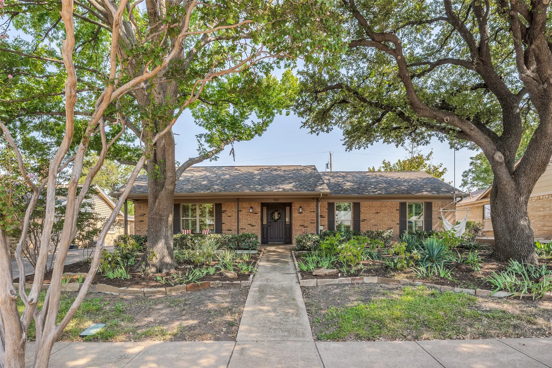 Single Family Residence For Sale in Dallas County , 912 Vinecrest Lane, Richardson, Texas 75080, 4 Bedroom, 2 Bathroom, 2 Garage spaces, 1,932 Sqft, built in 1969, mls#21370297, Real Estate Agent in Richardson, Homes For Sale in Dallas county, Homes For Sale in Richardson, Realtor in Richardson Texas, Real Estate Brokerage Independent Realty Texas, Luminita Cordes Realtor
