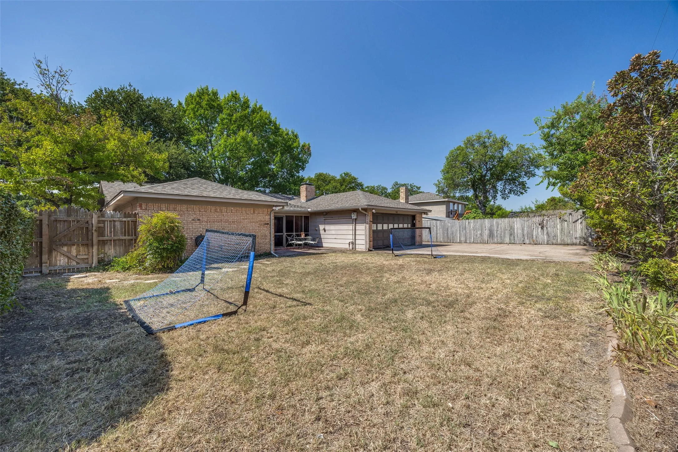 Single Family Residence For Sale in Dallas County , 912 Vinecrest Lane, Richardson, Texas 75080, 4 Bedroom, 2 Bathroom, 2 Garage spaces, 1,932 Sqft, built in 1969, mls#21370297, Real Estate Agent in Richardson, Homes For Sale in Dallas county, Homes For Sale in Richardson, Realtor in Richardson Texas, Real Estate Brokerage Independent Realty Texas, Luminita Cordes Realtor