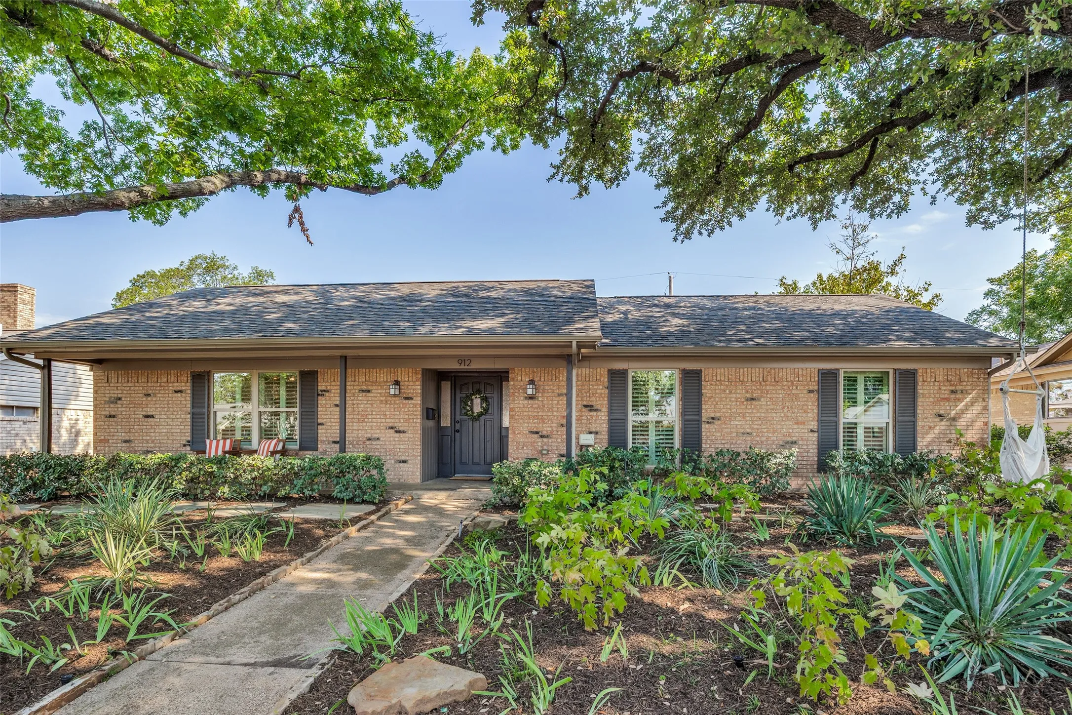 Single Family Residence For Sale in Dallas County , 912 Vinecrest Lane, Richardson, Texas 75080, 4 Bedroom, 2 Bathroom, 2 Garage spaces, 1,932 Sqft, built in 1969, mls#21370297, Real Estate Agent in Richardson, Homes For Sale in Dallas county, Homes For Sale in Richardson, Realtor in Richardson Texas, Real Estate Brokerage Independent Realty Texas, Luminita Cordes Realtor
