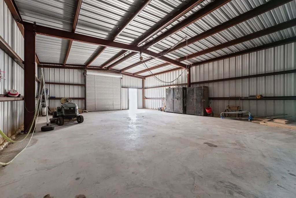 Bring your home business. Whether it’s working on vehicles or virtual golf set up. You have plenty of room in this 40 x 30 workshop.