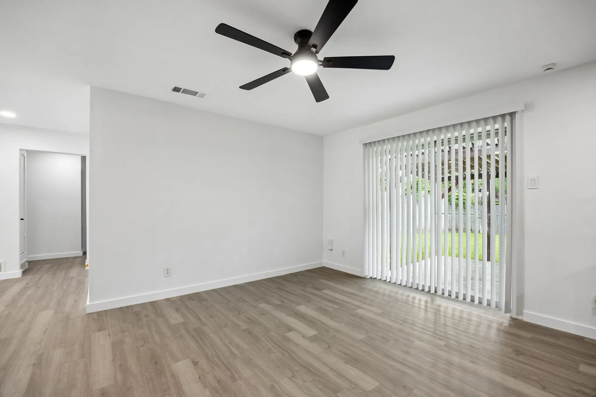 Single Family Residence For Sale in Dallas County , 815 Wisteria, Richardson, Texas 75080, 3 Bedroom, 2 Bathroom, 2 Garage spaces, 1,302 Sqft, built in 1960, mls#21367328, Real Estate Agent in Richardson, Homes For Sale in Dallas county, Homes For Sale in Richardson, Realtor in Richardson Texas, Real Estate Brokerage Independent Realty Texas, Luminita Cordes Realtor