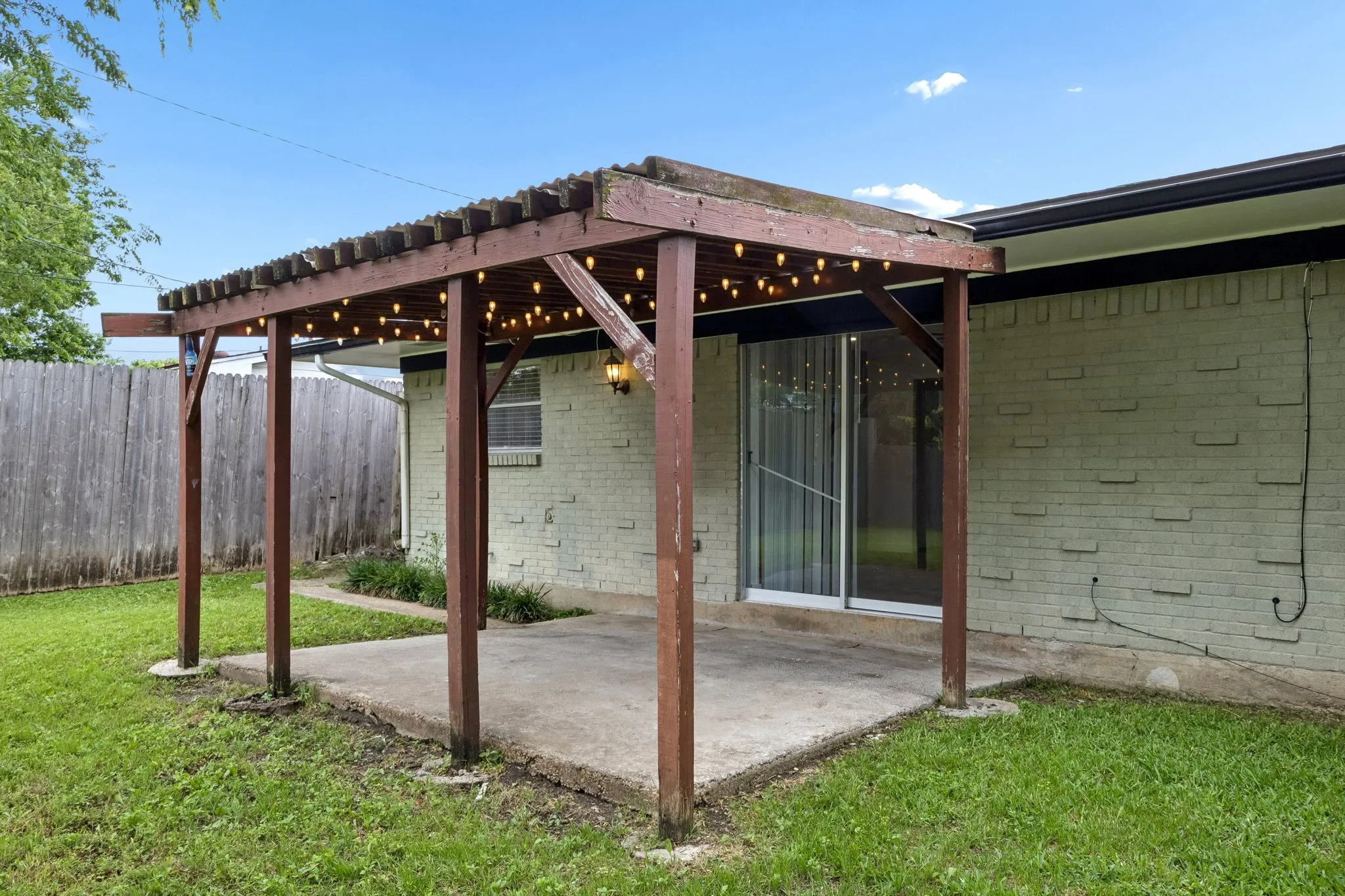 Single Family Residence For Sale in Dallas County , 815 Wisteria, Richardson, Texas 75080, 3 Bedroom, 2 Bathroom, 2 Garage spaces, 1,302 Sqft, built in 1960, mls#21367328, Real Estate Agent in Richardson, Homes For Sale in Dallas county, Homes For Sale in Richardson, Realtor in Richardson Texas, Real Estate Brokerage Independent Realty Texas, Luminita Cordes Realtor