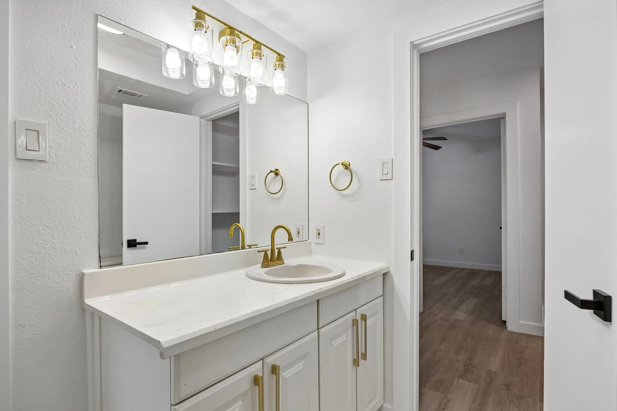 Single Family Residence For Sale in Dallas County , 815 Wisteria, Richardson, Texas 75080, 3 Bedroom, 2 Bathroom, 2 Garage spaces, 1,302 Sqft, built in 1960, mls#21367328, Real Estate Agent in Richardson, Homes For Sale in Dallas county, Homes For Sale in Richardson, Realtor in Richardson Texas, Real Estate Brokerage Independent Realty Texas, Luminita Cordes Realtor