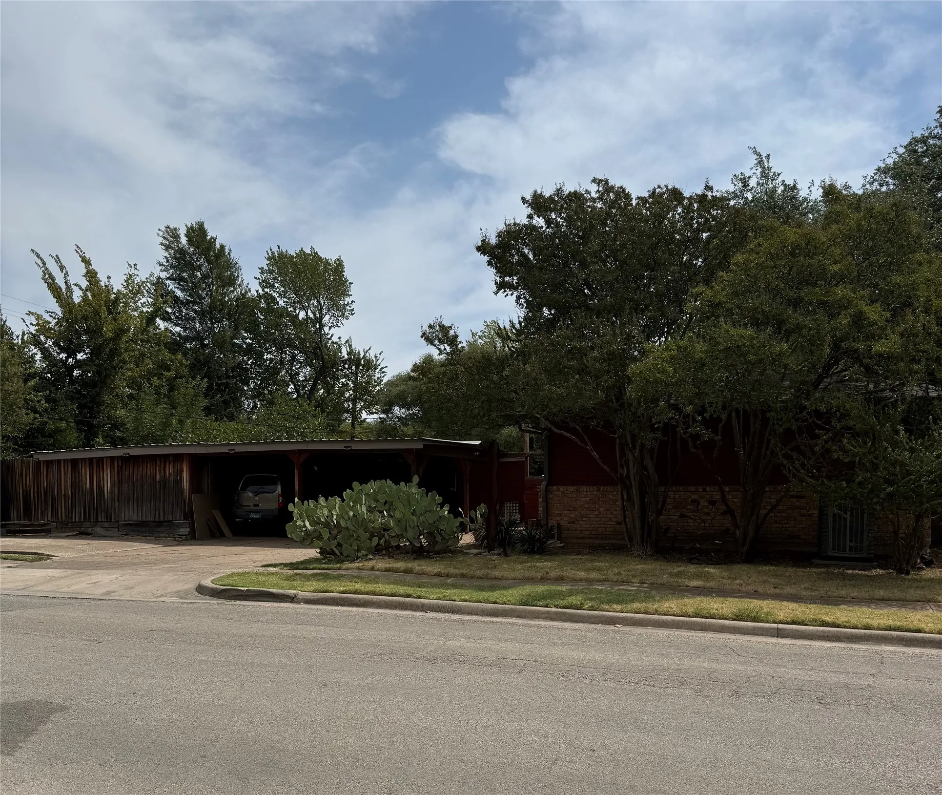 Single Family Residence For Sale in Dallas County , 3509 Northaven Road, Dallas, Texas 75229, 3 Bedroom, 4 Bathroom, Garage spaces, 2,460 Sqft, built in 1960, mls#21371656, Real Estate Agent in Dallas, Homes For Sale in Dallas county, Homes For Sale in Dallas, Realtor in Dallas Texas, Real Estate Brokerage Independent Realty Texas, Luminita Cordes Realtor