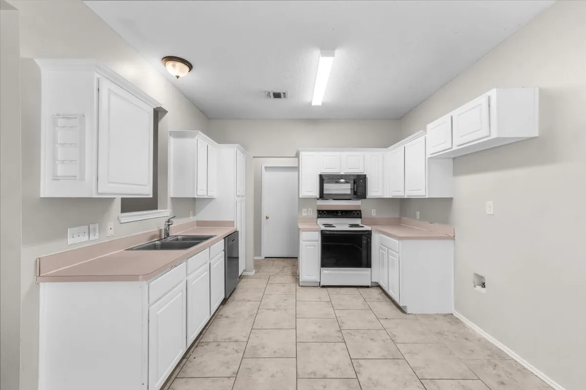 Single Family Residence For Sale in Denton County , 3933 Parkhaven Drive, Denton, Texas 76210, 4 Bedroom, 2 Bathroom, Garage spaces, 1,871 Sqft, built in 1997, mls#21371757, Real Estate Agent in Denton, Homes For Sale in Denton county, Homes For Sale in Denton, Realtor in Denton Texas, Real Estate Brokerage Independent Realty Texas, Luminita Cordes Realtor