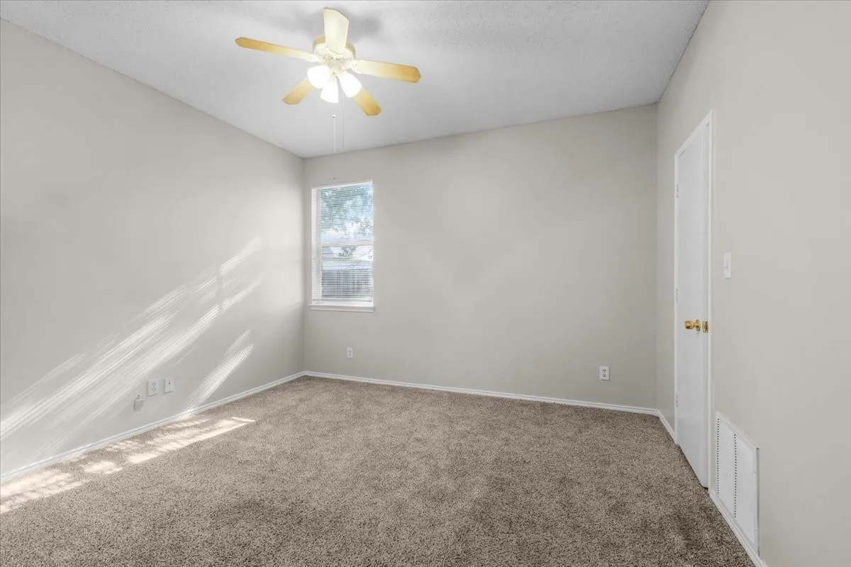 Single Family Residence For Sale in Denton County , 3933 Parkhaven Drive, Denton, Texas 76210, 4 Bedroom, 2 Bathroom, Garage spaces, 1,871 Sqft, built in 1997, mls#21371757, Real Estate Agent in Denton, Homes For Sale in Denton county, Homes For Sale in Denton, Realtor in Denton Texas, Real Estate Brokerage Independent Realty Texas, Luminita Cordes Realtor