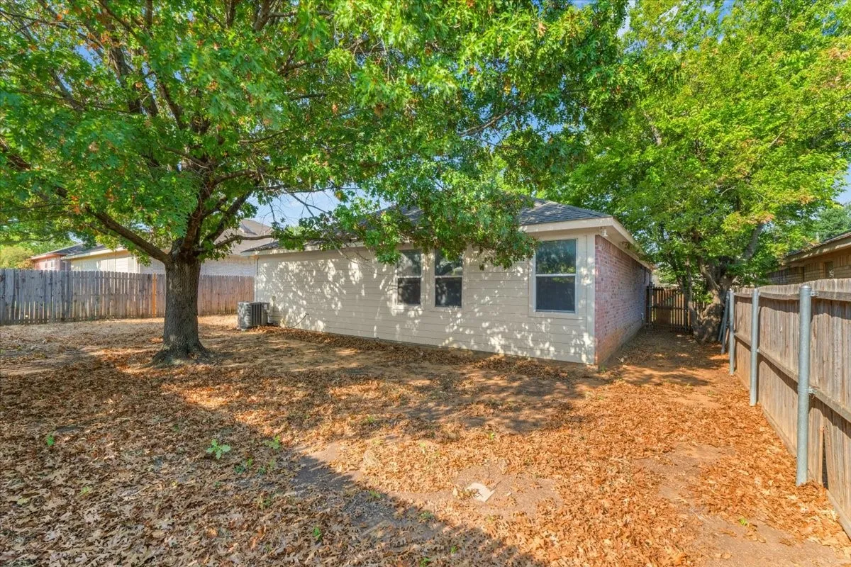 Single Family Residence For Sale in Denton County , 3933 Parkhaven Drive, Denton, Texas 76210, 4 Bedroom, 2 Bathroom, Garage spaces, 1,871 Sqft, built in 1997, mls#21371757, Real Estate Agent in Denton, Homes For Sale in Denton county, Homes For Sale in Denton, Realtor in Denton Texas, Real Estate Brokerage Independent Realty Texas, Luminita Cordes Realtor