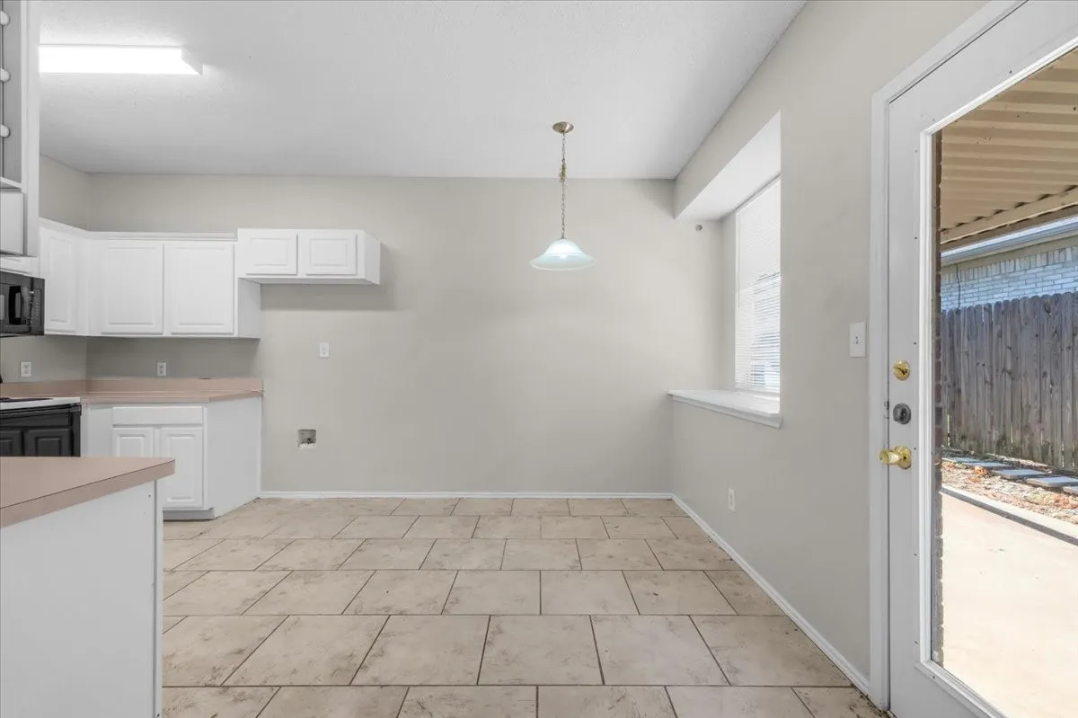 Single Family Residence For Sale in Denton County , 3933 Parkhaven Drive, Denton, Texas 76210, 4 Bedroom, 2 Bathroom, Garage spaces, 1,871 Sqft, built in 1997, mls#21371757, Real Estate Agent in Denton, Homes For Sale in Denton county, Homes For Sale in Denton, Realtor in Denton Texas, Real Estate Brokerage Independent Realty Texas, Luminita Cordes Realtor
