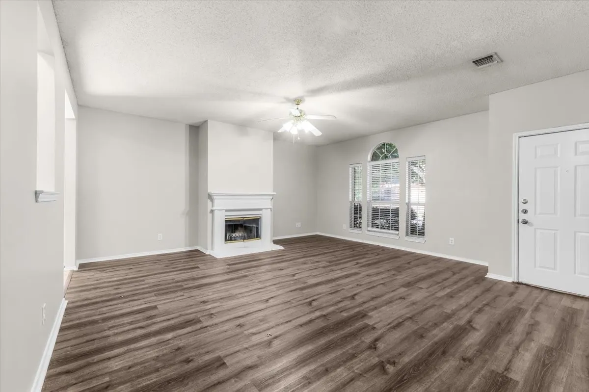 Single Family Residence For Sale in Denton County , 3933 Parkhaven Drive, Denton, Texas 76210, 4 Bedroom, 2 Bathroom, Garage spaces, 1,871 Sqft, built in 1997, mls#21371757, Real Estate Agent in Denton, Homes For Sale in Denton county, Homes For Sale in Denton, Realtor in Denton Texas, Real Estate Brokerage Independent Realty Texas, Luminita Cordes Realtor