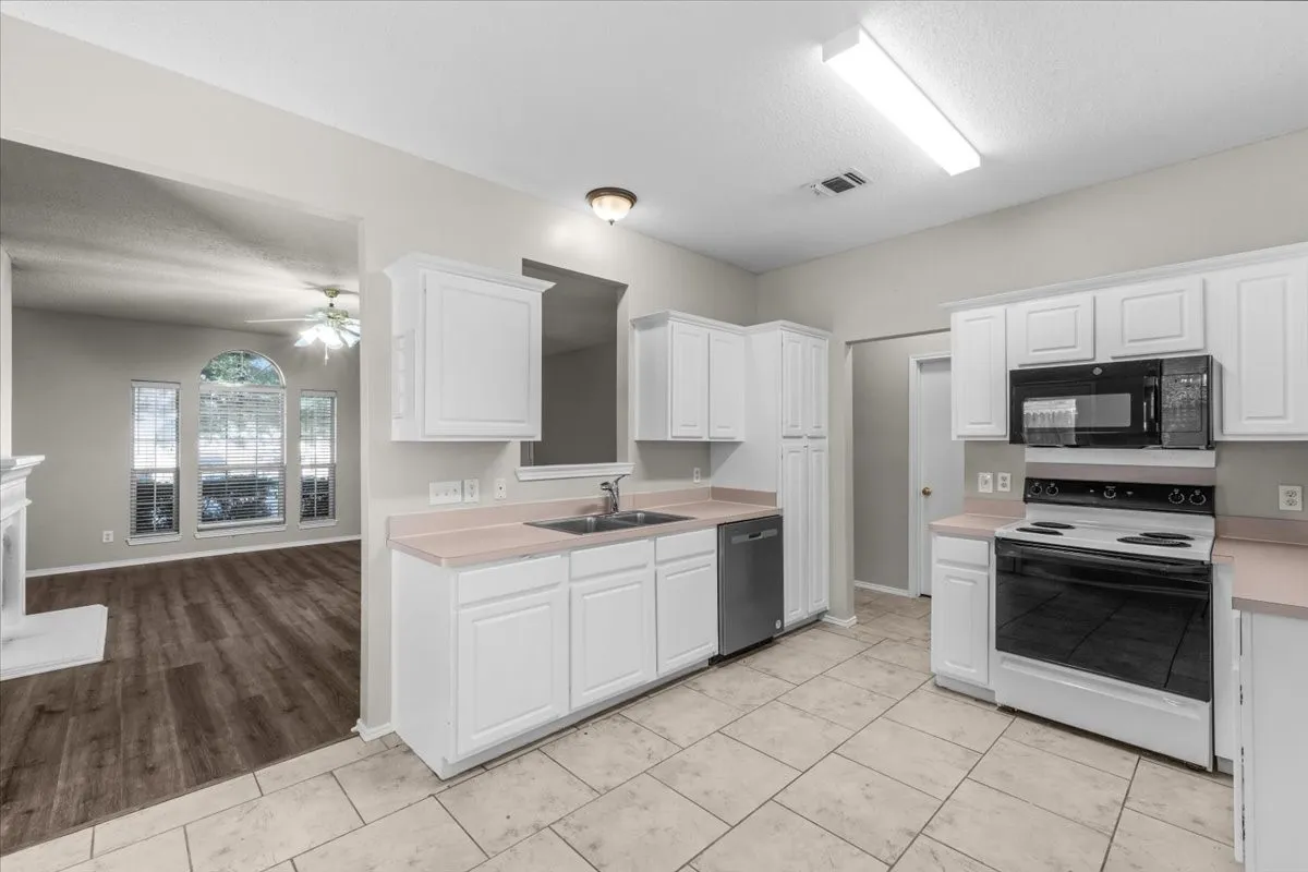 Single Family Residence For Sale in Denton County , 3933 Parkhaven Drive, Denton, Texas 76210, 4 Bedroom, 2 Bathroom, Garage spaces, 1,871 Sqft, built in 1997, mls#21371757, Real Estate Agent in Denton, Homes For Sale in Denton county, Homes For Sale in Denton, Realtor in Denton Texas, Real Estate Brokerage Independent Realty Texas, Luminita Cordes Realtor