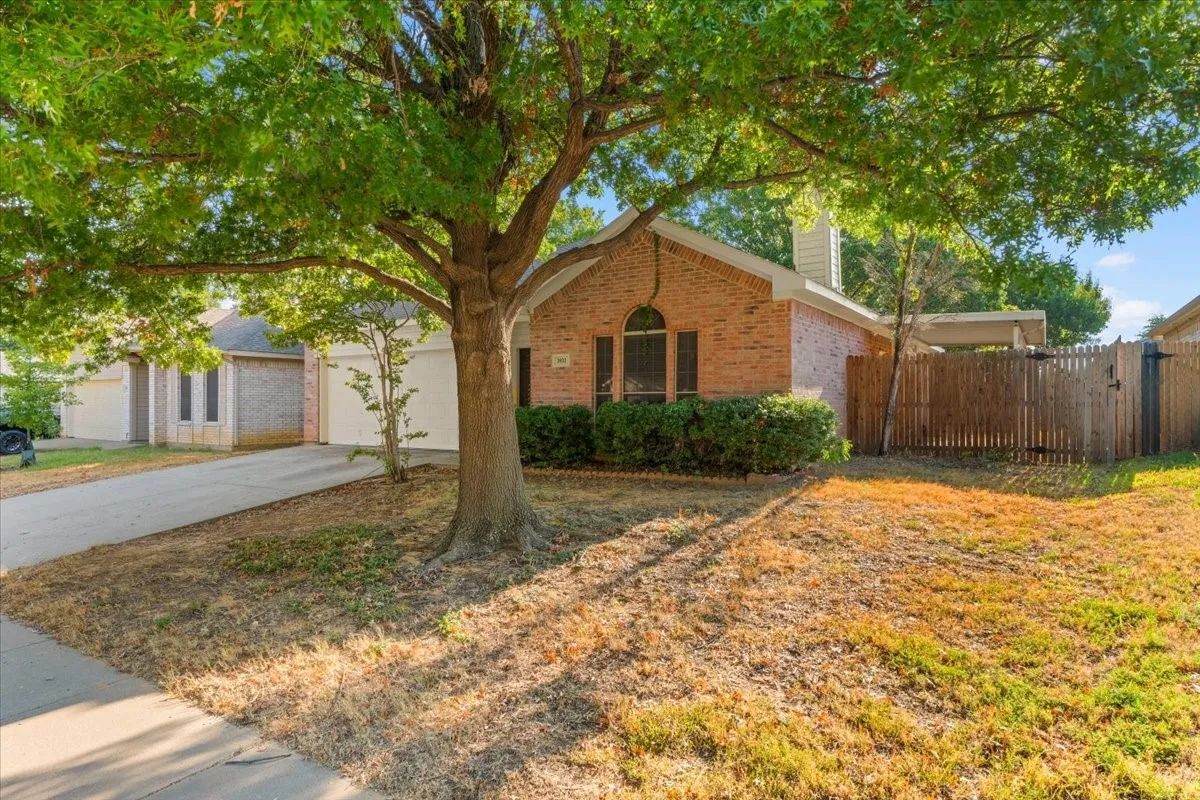 Single Family Residence For Sale in Denton County , 3933 Parkhaven Drive, Denton, Texas 76210, 4 Bedroom, 2 Bathroom, Garage spaces, 1,871 Sqft, built in 1997, mls#21371757, Real Estate Agent in Denton, Homes For Sale in Denton county, Homes For Sale in Denton, Realtor in Denton Texas, Real Estate Brokerage Independent Realty Texas, Luminita Cordes Realtor