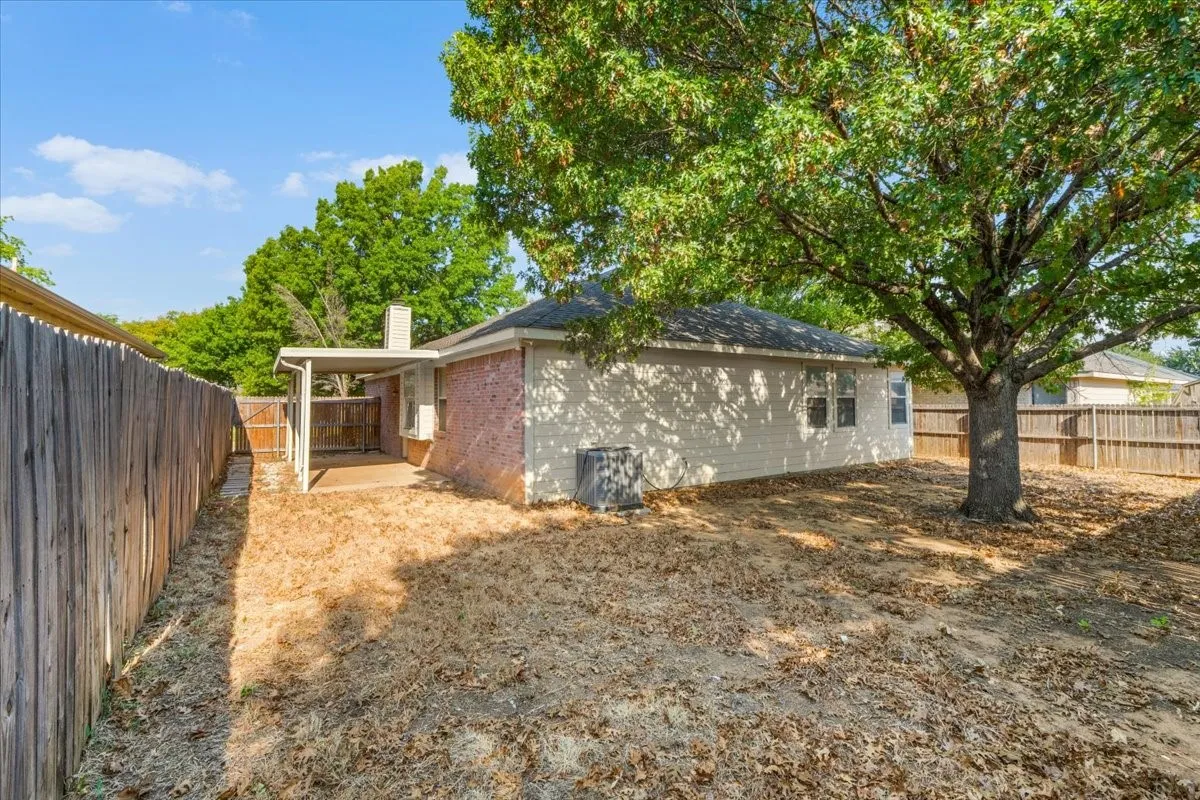 Single Family Residence For Sale in Denton County , 3933 Parkhaven Drive, Denton, Texas 76210, 4 Bedroom, 2 Bathroom, Garage spaces, 1,871 Sqft, built in 1997, mls#21371757, Real Estate Agent in Denton, Homes For Sale in Denton county, Homes For Sale in Denton, Realtor in Denton Texas, Real Estate Brokerage Independent Realty Texas, Luminita Cordes Realtor