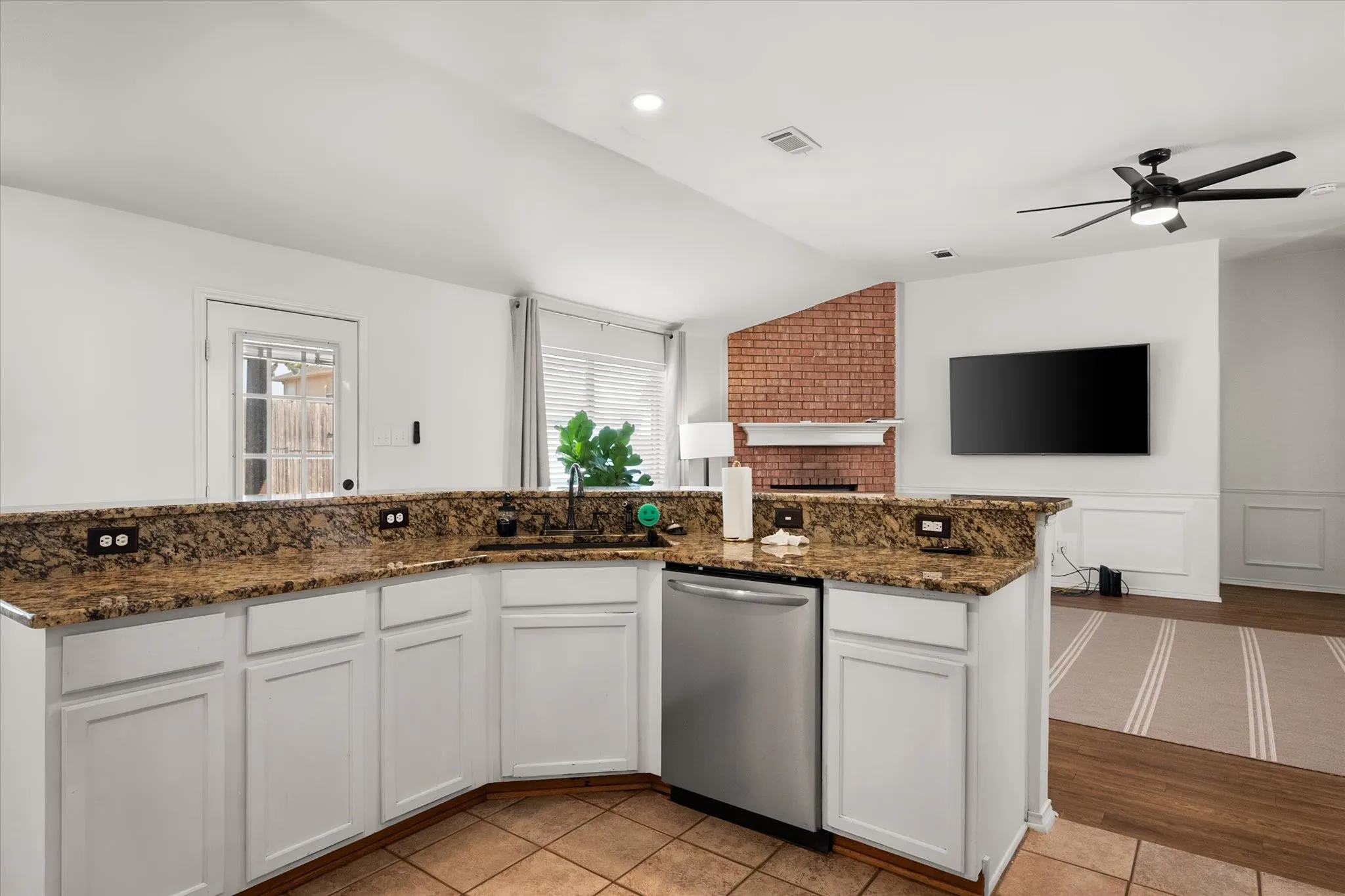 Single Family Residence For Sale in Tarrant County , 1711 Prescott Drive, Mansfield, Texas 76063, 3 Bedroom, 2 Bathroom, 2 Garage spaces, 1,629 Sqft, built in 1998, mls#21371728, Real Estate Agent in Mansfield, Homes For Sale in Tarrant county, Homes For Sale in Mansfield, Realtor in Mansfield Texas, Real Estate Brokerage Independent Realty Texas, Luminita Cordes Realtor