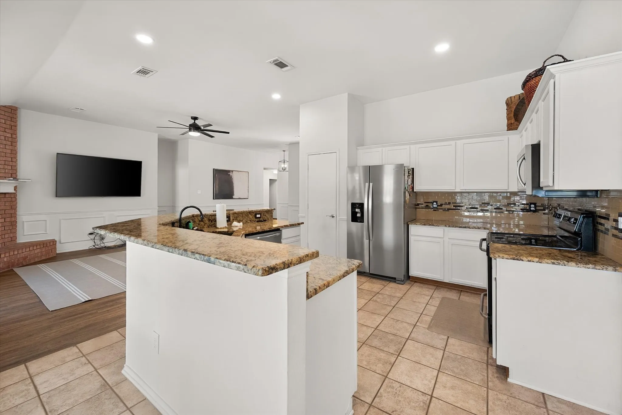 Single Family Residence For Sale in Tarrant County , 1711 Prescott Drive, Mansfield, Texas 76063, 3 Bedroom, 2 Bathroom, 2 Garage spaces, 1,629 Sqft, built in 1998, mls#21371728, Real Estate Agent in Mansfield, Homes For Sale in Tarrant county, Homes For Sale in Mansfield, Realtor in Mansfield Texas, Real Estate Brokerage Independent Realty Texas, Luminita Cordes Realtor
