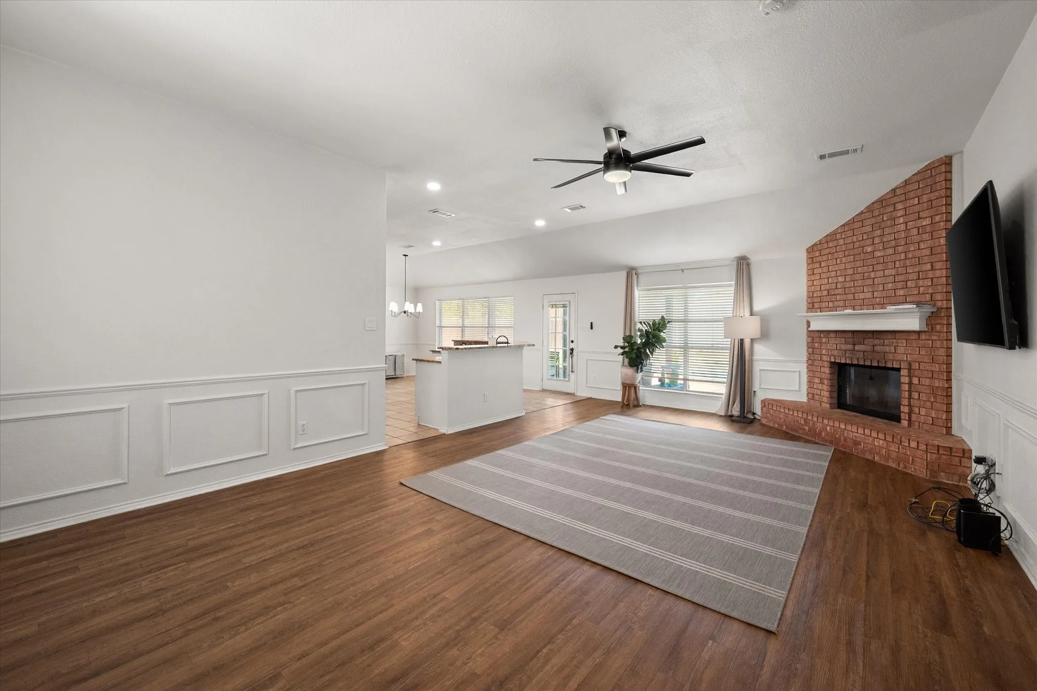 Single Family Residence For Sale in Tarrant County , 1711 Prescott Drive, Mansfield, Texas 76063, 3 Bedroom, 2 Bathroom, 2 Garage spaces, 1,629 Sqft, built in 1998, mls#21371728, Real Estate Agent in Mansfield, Homes For Sale in Tarrant county, Homes For Sale in Mansfield, Realtor in Mansfield Texas, Real Estate Brokerage Independent Realty Texas, Luminita Cordes Realtor