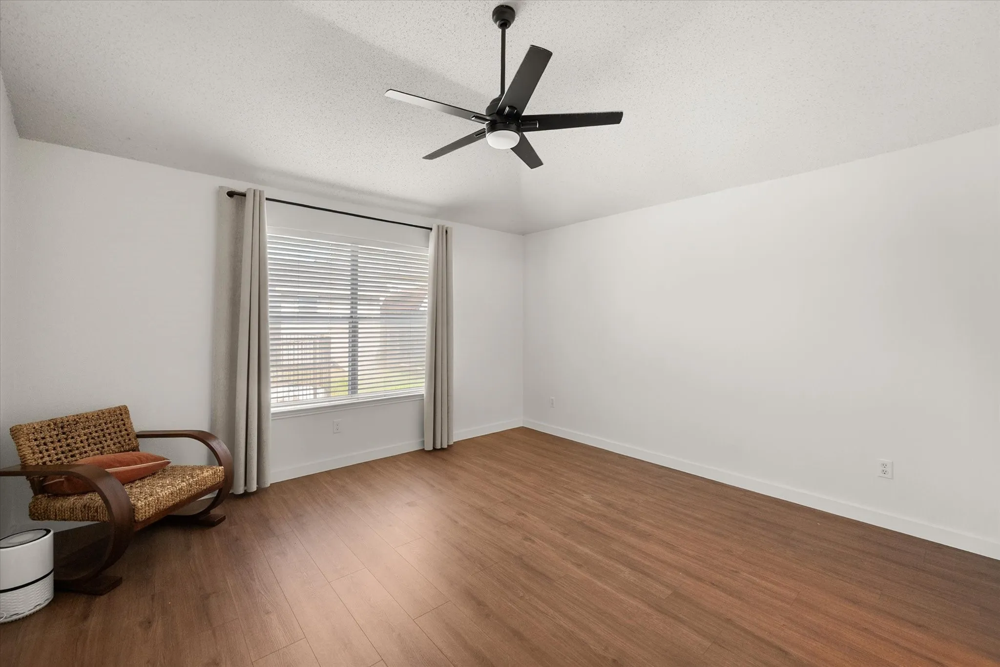 Single Family Residence For Sale in Tarrant County , 1711 Prescott Drive, Mansfield, Texas 76063, 3 Bedroom, 2 Bathroom, 2 Garage spaces, 1,629 Sqft, built in 1998, mls#21371728, Real Estate Agent in Mansfield, Homes For Sale in Tarrant county, Homes For Sale in Mansfield, Realtor in Mansfield Texas, Real Estate Brokerage Independent Realty Texas, Luminita Cordes Realtor