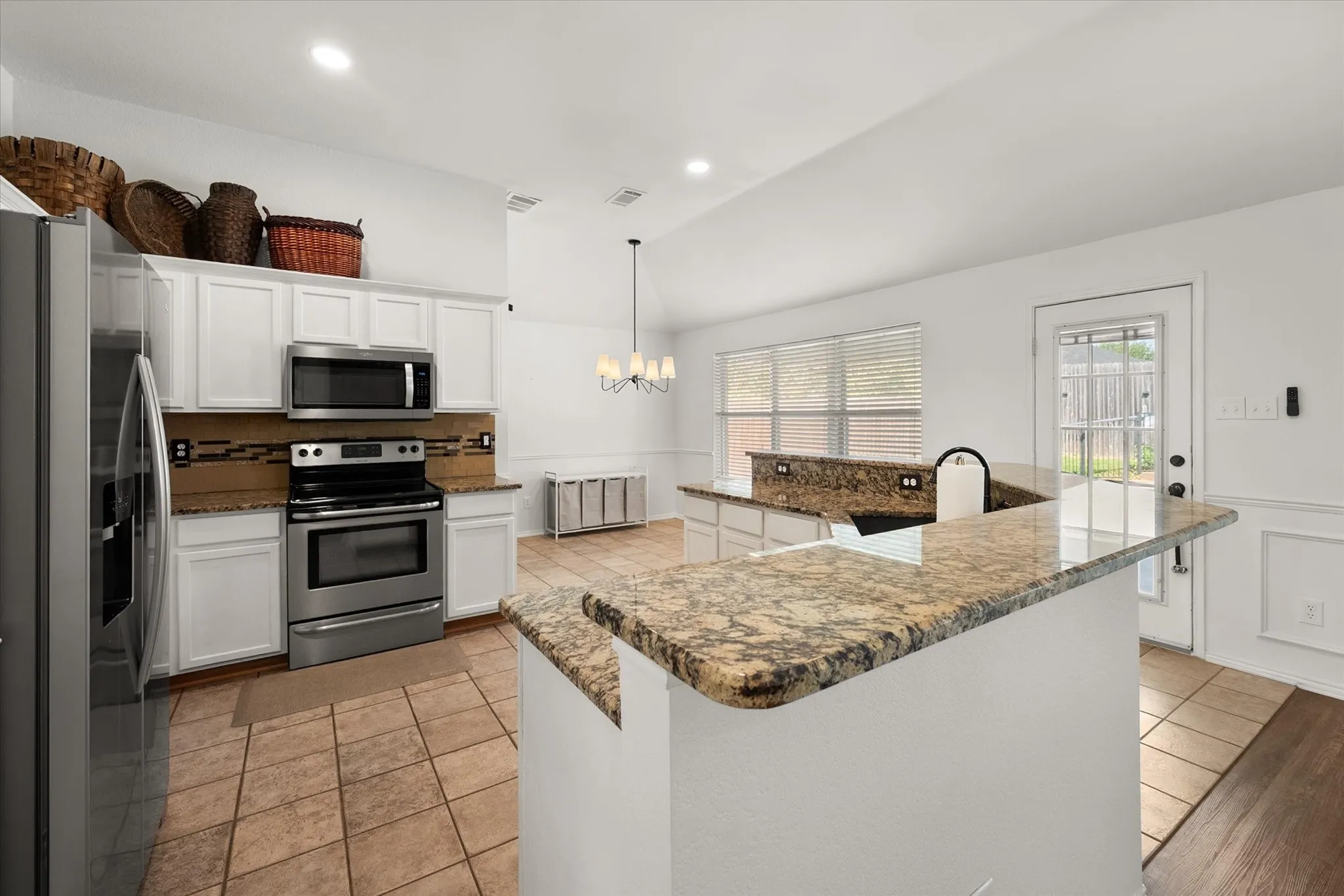 Single Family Residence For Sale in Tarrant County , 1711 Prescott Drive, Mansfield, Texas 76063, 3 Bedroom, 2 Bathroom, 2 Garage spaces, 1,629 Sqft, built in 1998, mls#21371728, Real Estate Agent in Mansfield, Homes For Sale in Tarrant county, Homes For Sale in Mansfield, Realtor in Mansfield Texas, Real Estate Brokerage Independent Realty Texas, Luminita Cordes Realtor