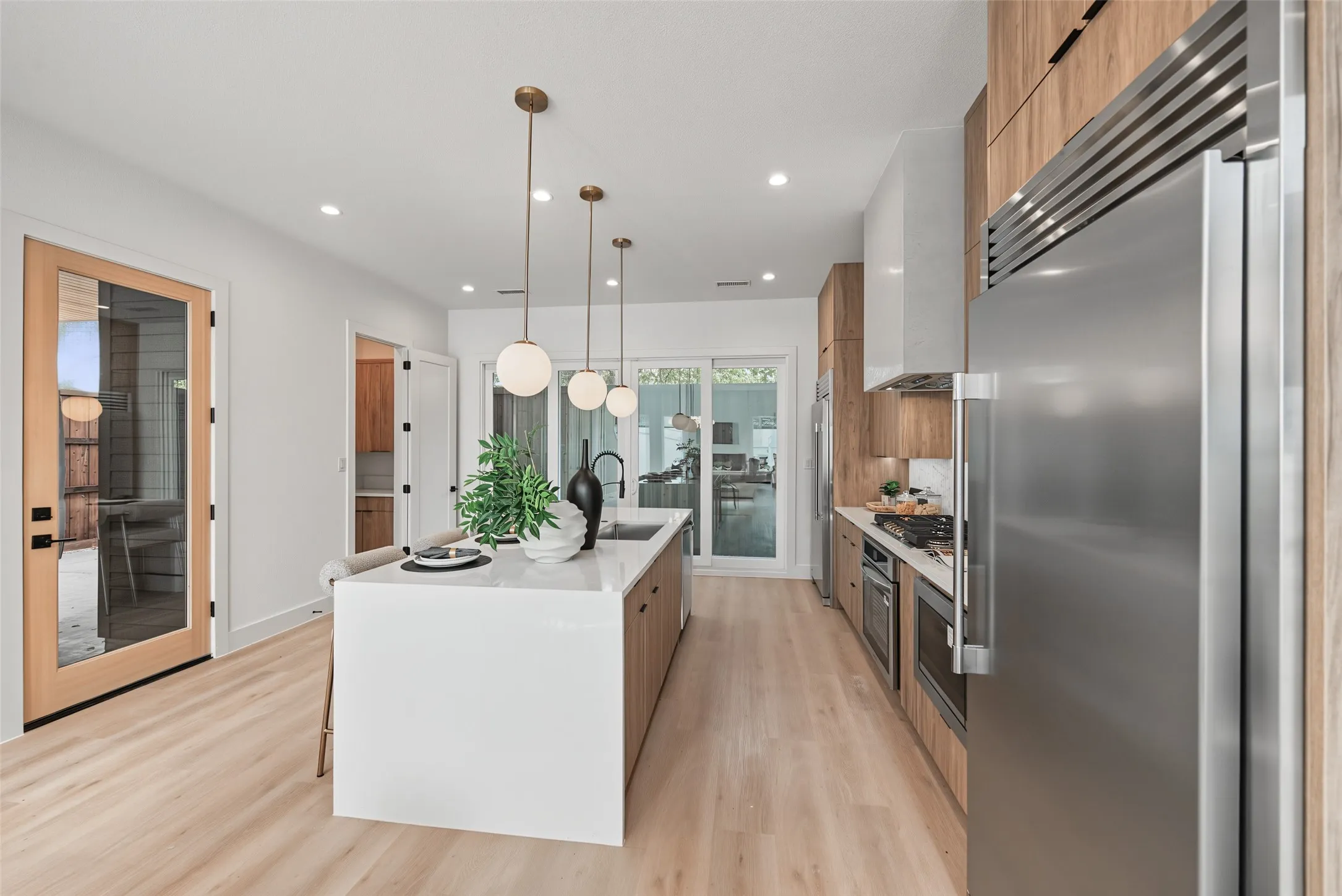 Single Family Residence For Sale in Dallas County , 822 Duluth Street, Dallas, Texas 75212, 3 Bedroom, 3 Bathroom, 2 Garage spaces, 2,046 Sqft, built in 2026, mls#21322457, Real Estate Agent in Dallas, Homes For Sale in Dallas county, Homes For Sale in Dallas, Realtor in Dallas Texas, Real Estate Brokerage Independent Realty Texas, Luminita Cordes Realtor