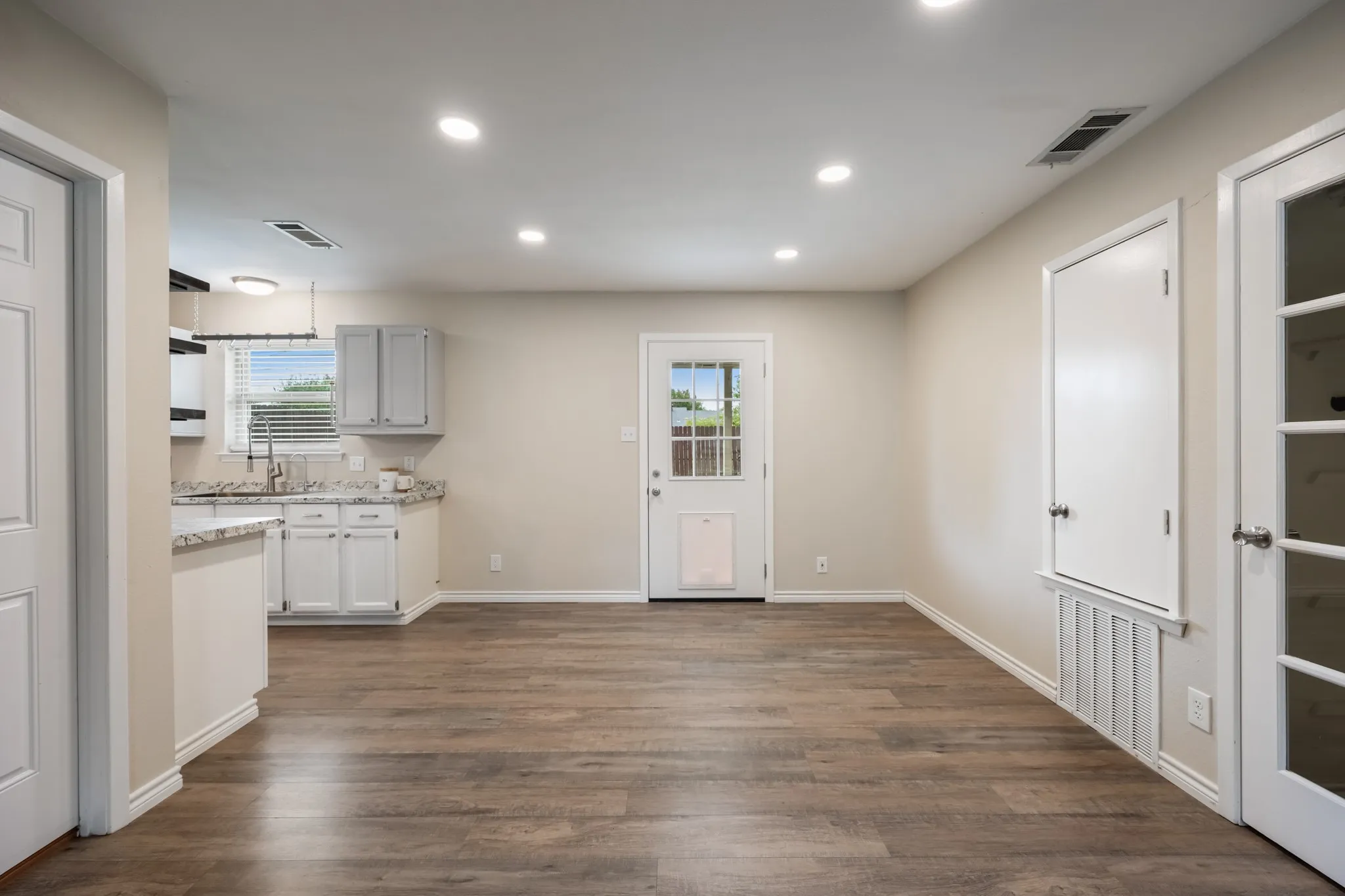 Single Family Residence For Sale in Rockwall County , 713 Oak Grove Lane, Royse City, Texas 75189, 3 Bedroom, 2 Bathroom, 1 Garage spaces, 1,188 Sqft, built in 1985, mls#21361580, Real Estate Agent in Royse City, Homes For Sale in Rockwall county, Homes For Sale in Royse City, Realtor in Royse City Texas, Real Estate Brokerage Independent Realty Texas, Luminita Cordes Realtor