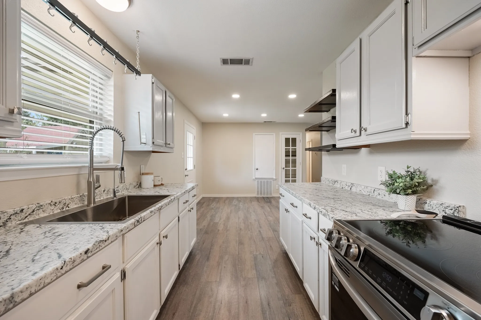 Single Family Residence For Sale in Rockwall County , 713 Oak Grove Lane, Royse City, Texas 75189, 3 Bedroom, 2 Bathroom, 1 Garage spaces, 1,188 Sqft, built in 1985, mls#21361580, Real Estate Agent in Royse City, Homes For Sale in Rockwall county, Homes For Sale in Royse City, Realtor in Royse City Texas, Real Estate Brokerage Independent Realty Texas, Luminita Cordes Realtor